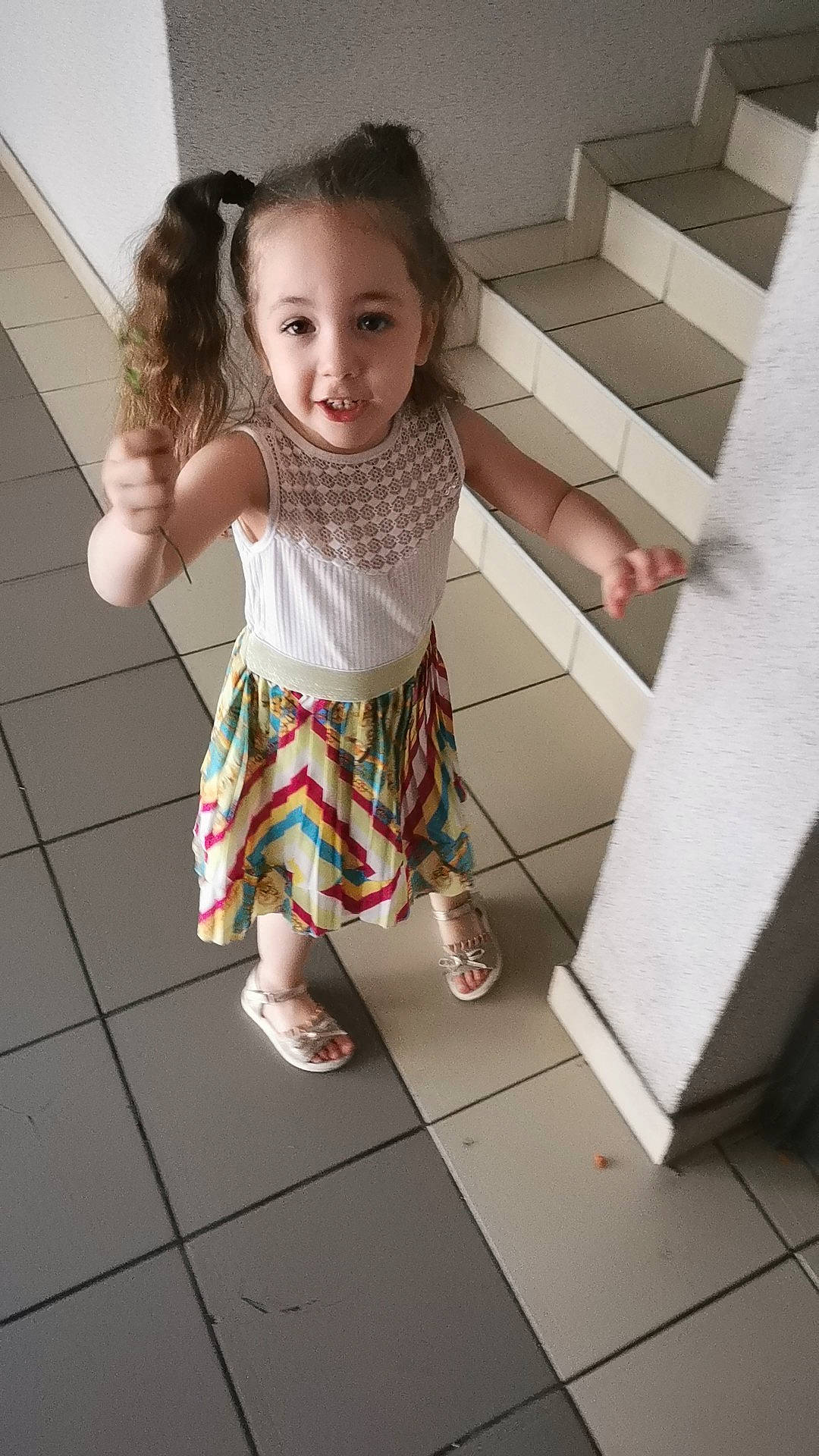 Melhina Chaddaoui participe au concours pour gagner de l'argent avec cette photo : baby_toddler_clothing, beauty, child, eye, face, floor, flooring, foot, fun, happy, human_leg, joint, joy, leg, pattern, person, skin, sleeve, sock, standing