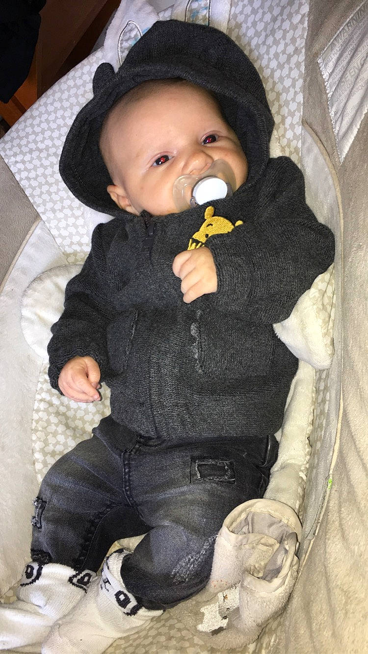 Djouliane a rejoint le concours — aidez-le/la à gagner de superbes lots ! baby, baby_products, baby_toddler_clothing, chair, cheek, comfort, face, head, human_body, iris, leg, lip, mouth, nose, outerwear, person, sitting, skin, sleeve, thigh