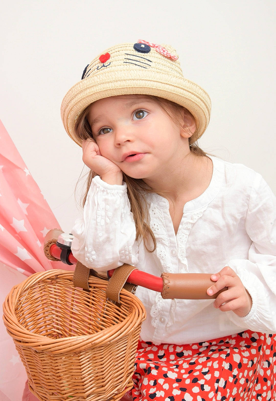 Iliana participe au concours pour gagner de l'argent avec cette photo : baseball_cap, basket, cap, child, fashion_accessory, flash_photography, happy, hat, headwear, jewellery, pattern, peach, person, picnic_basket, portrait_photography, sleeve, storage_basket, street_fashion, textile, toddler