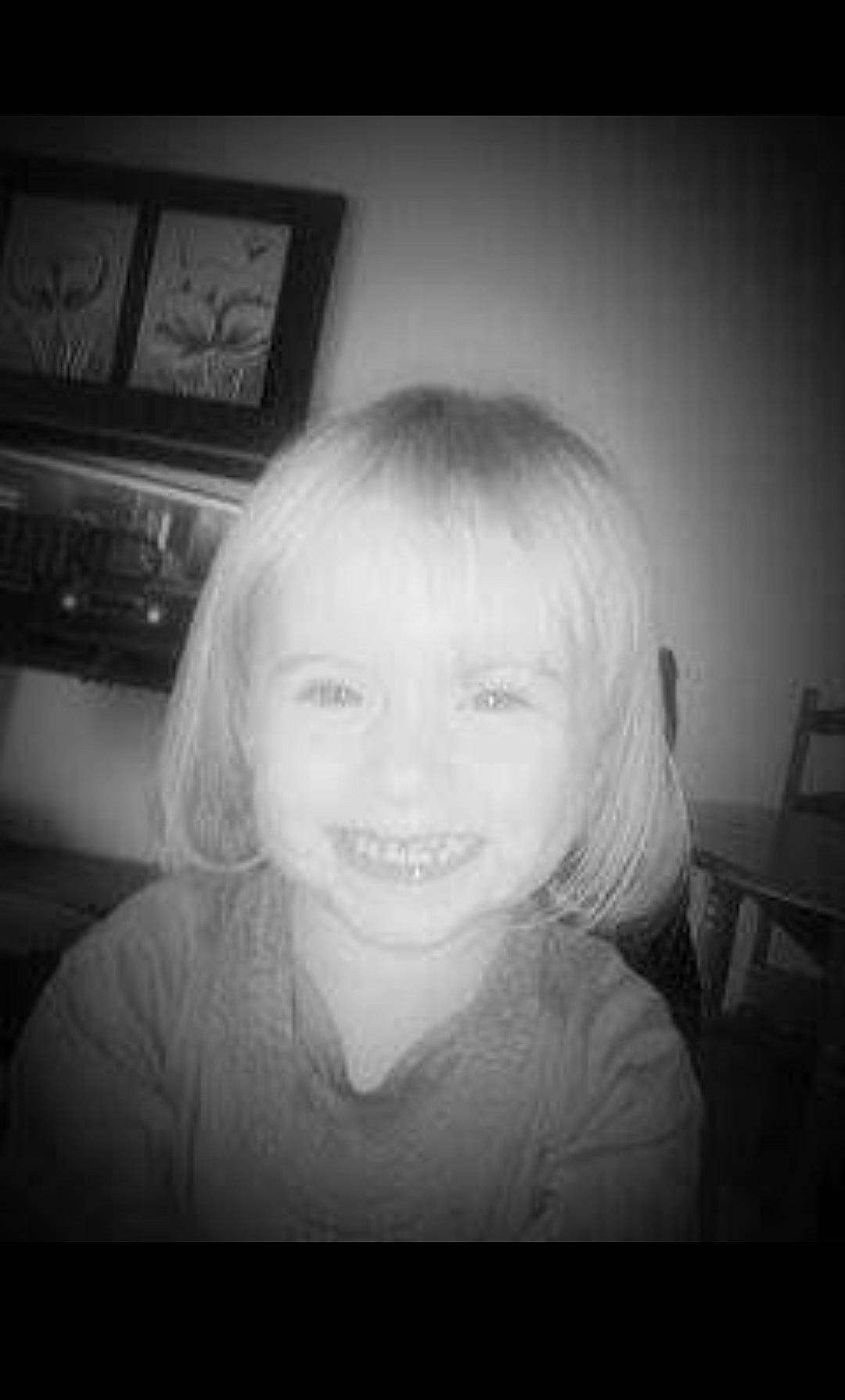 Ambre a rejoint le concours — aidez-le/la à gagner de superbes lots ! black, black_and_white, cheek, chin, emotion, eye, eyebrow, face, facial_expression, girl, hair, head, human_hair_color, joy, monochrome_photography, nose, person, photograph, portrait, smile