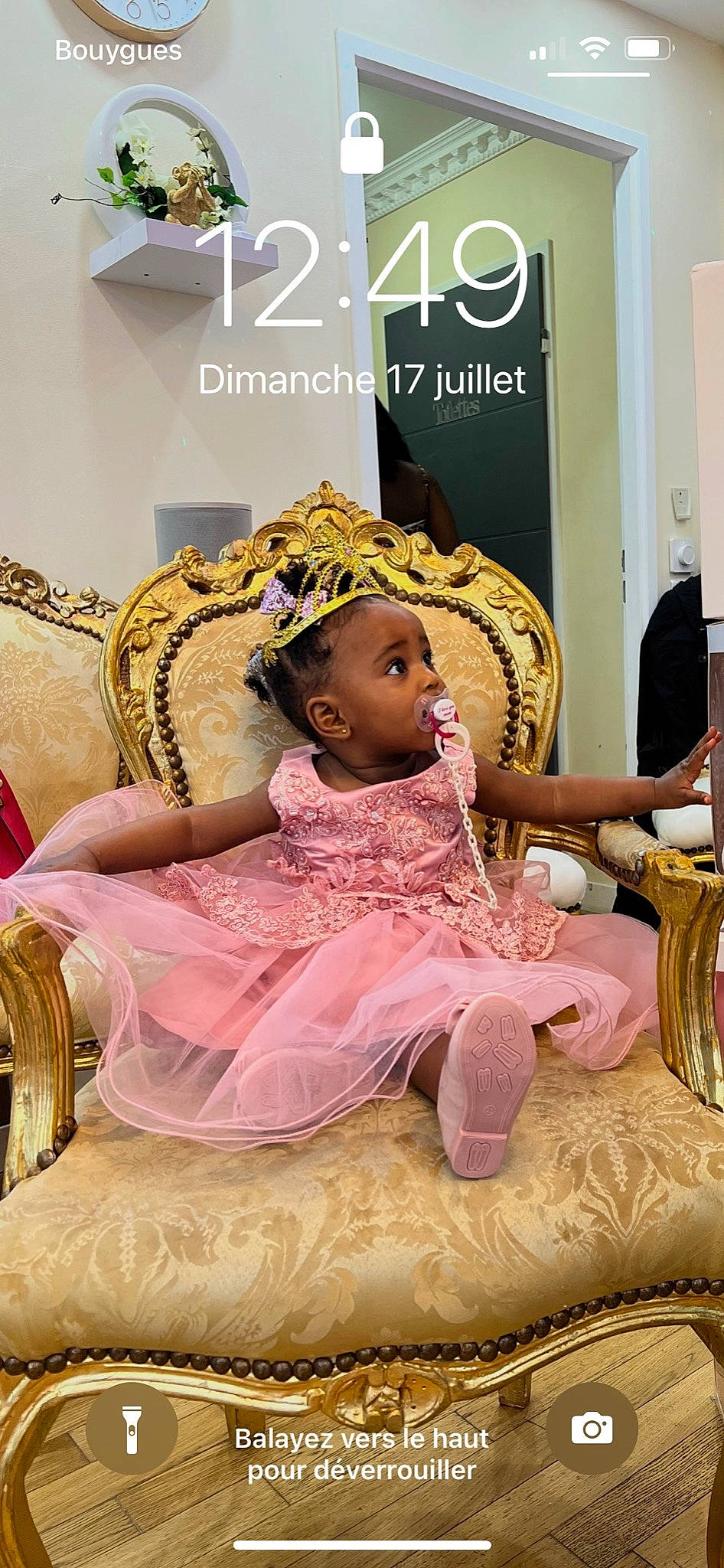 Keylia participe au concours pour gagner de l'argent avec cette photo : comfort, couch, dress, embellishment, event, eyelash, fashion_accessory, fashion_design, flooring, formal_wear, happy, hat, headpiece, jewellery, magenta, pattern, peach, person, publication, textile