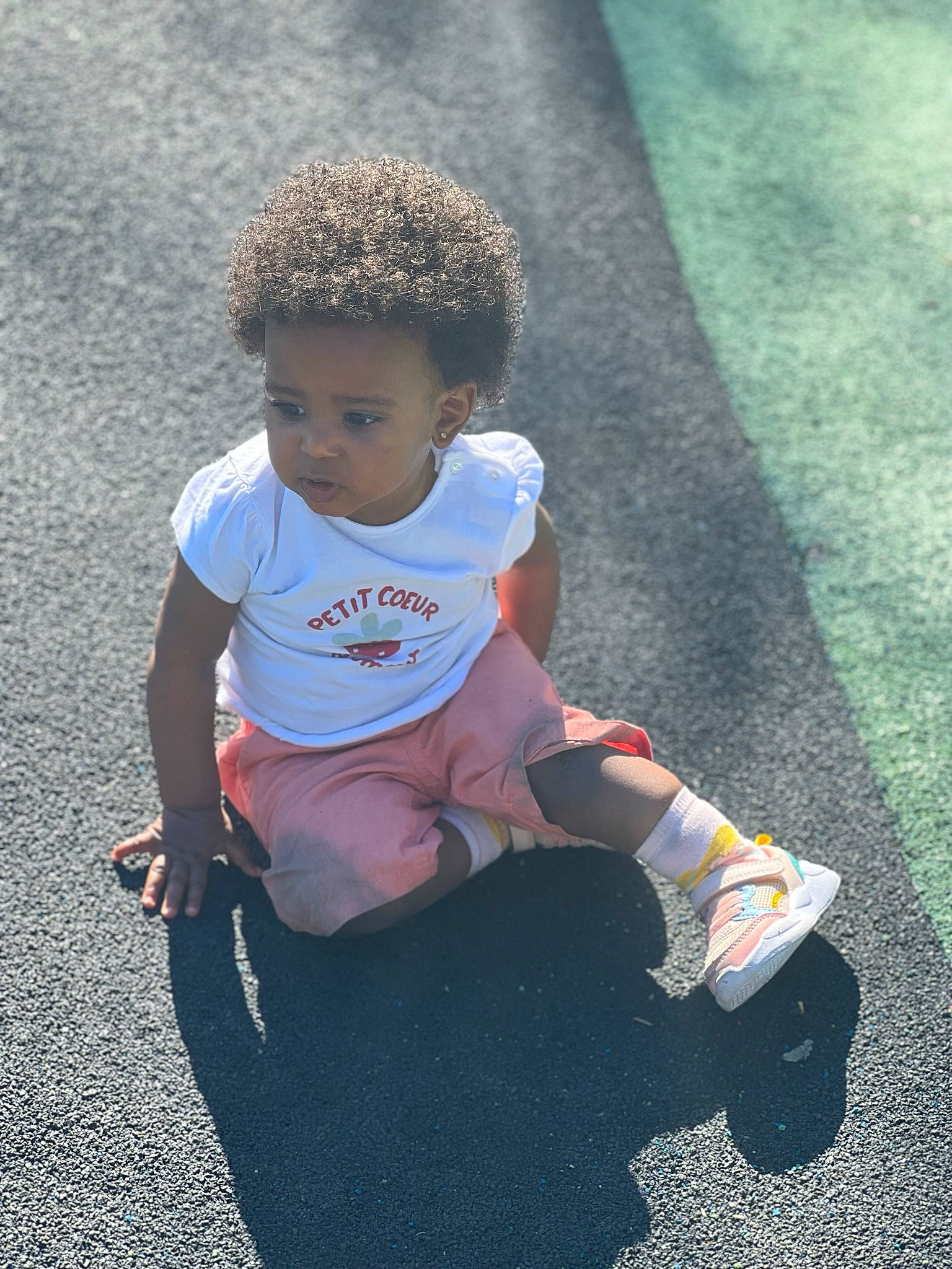 Keylia participe au concours pour gagner de l'argent avec cette photo : arm, asphalt, child, electric_blue, eye, fun, grass, human_body, human_leg, knee, leg, leisure, person, recreation, road, road_surface, shorts, sidewalk, t_shirt, thigh