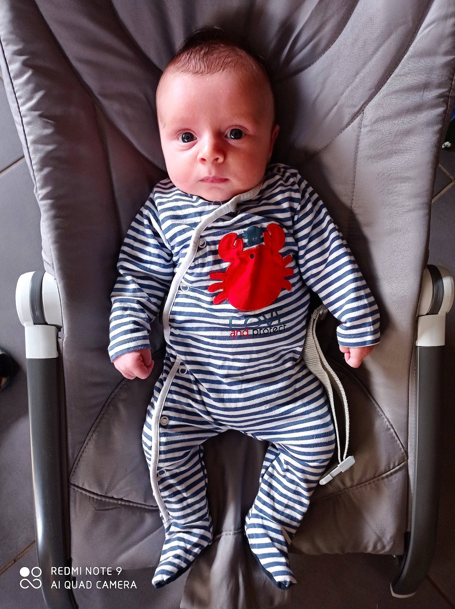 Nino participe au concours pour gagner de l'argent avec cette photo : arm, baby, baby_toddler_clothing, child, comfort, cool, face, finger, happy, head, joint, knee, lip, neck, person, shoulder, sleeve, style, thigh, toddler