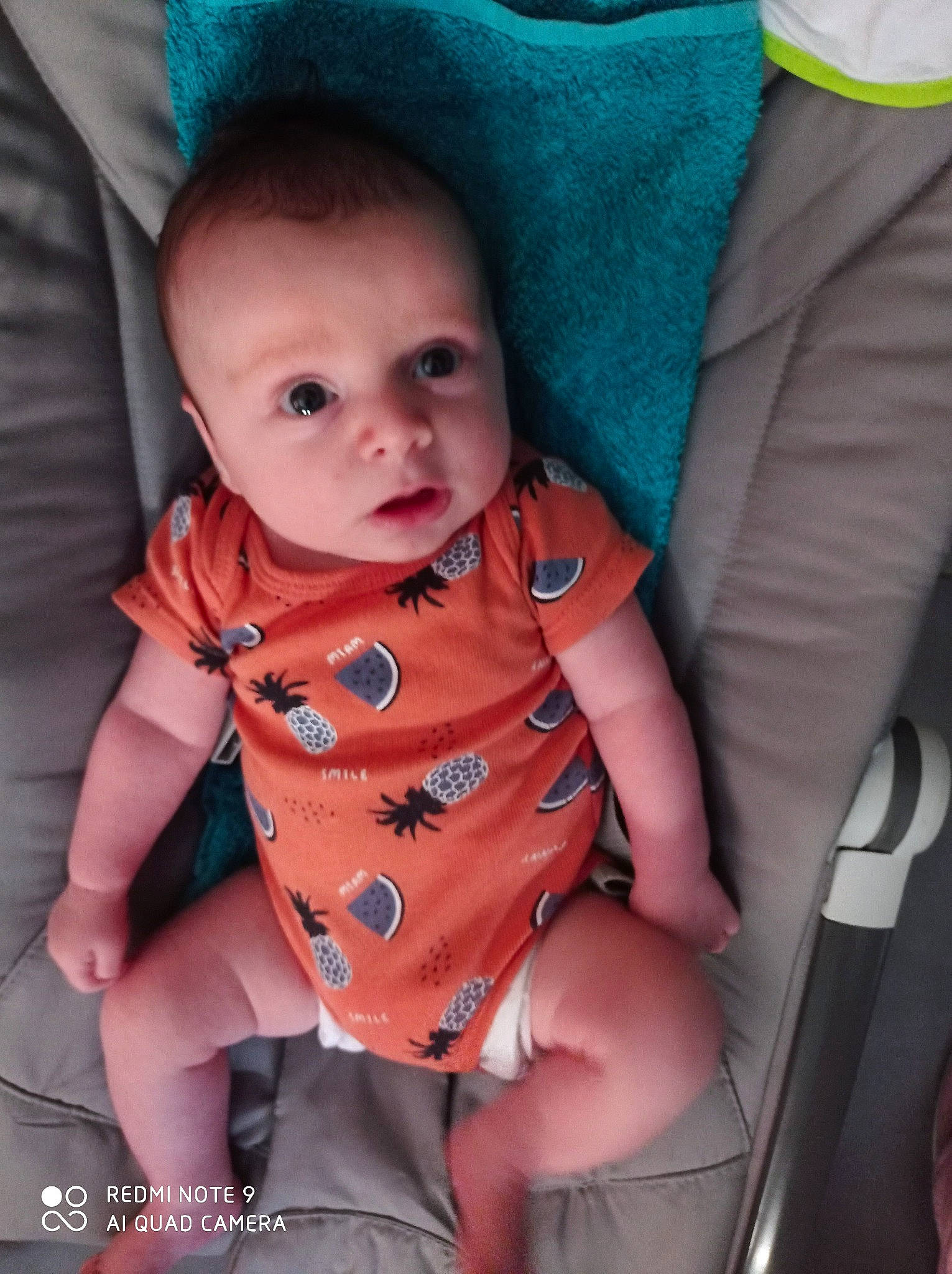 Nino a rejoint le concours — aidez-le/la à gagner de superbes lots ! baby, baby_products, baby_toddler_clothing, cheek, chin, comfort, electric_blue, eye, finger, fun, happy, human, iris, mouth, person, product, sitting, skin, sleeve, textile