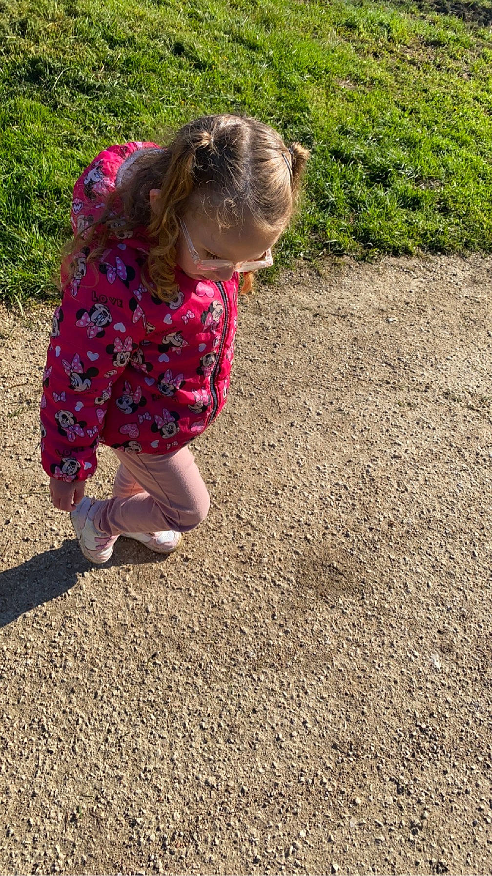 Kelia a rejoint le concours — aidez-le/la à gagner de superbes lots ! asphalt, baby_toddler_clothing, child, flooring, foot, garden, grass, groundcover, human_leg, magenta, pattern, people_in_nature, person, plant, play, road_surface, shadow, soil, toddler, tree