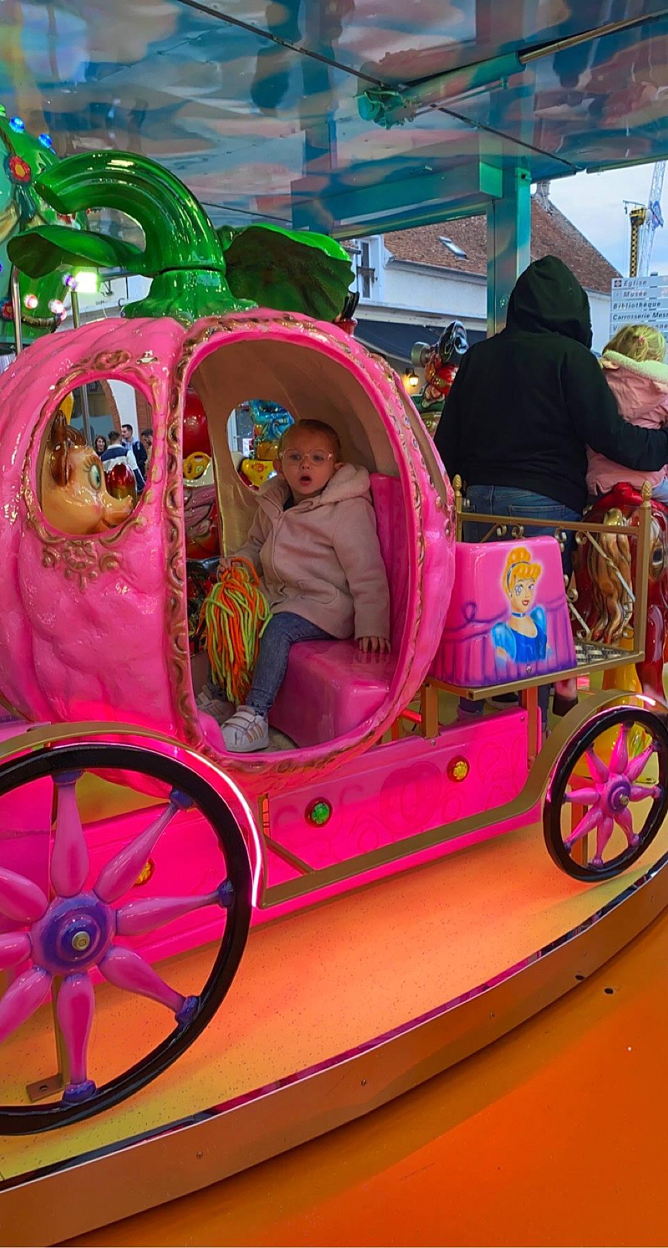 Kelia a rejoint le concours — aidez-le/la à gagner de superbes lots ! baby_carriage, baby_products, carriage, cart, classic, dress, event, fun, leisure, magenta, mode_of_transport, motor_vehicle, person, pink, purple, tire, toddler, tree, vehicle, wagon
