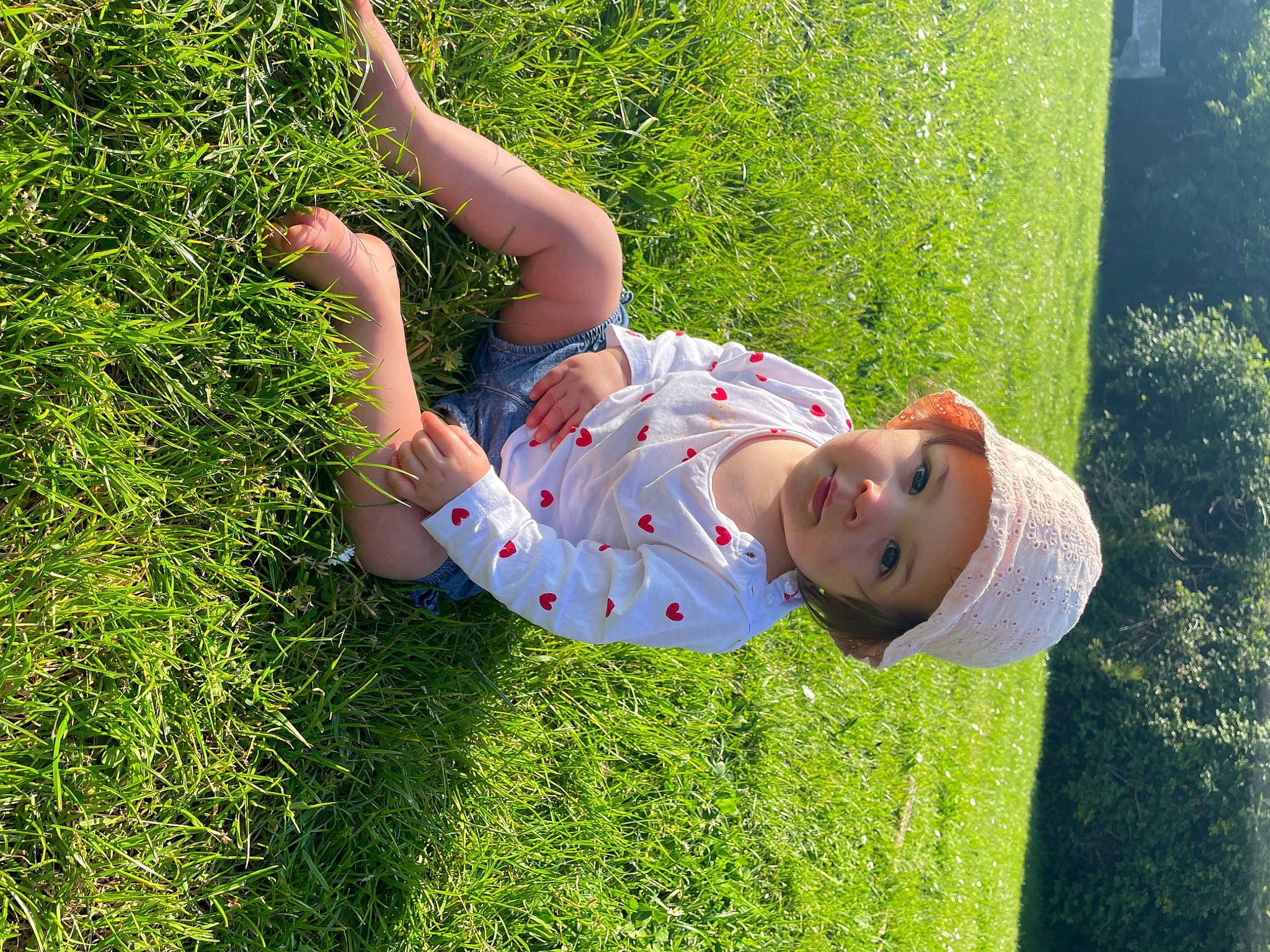 Athénaïs participe au concours pour gagner de l'argent avec cette photo : child, elbow, fun, garden, grass, grassland, happy, headwear, landscape, lawn, leisure, meadow, natural_environment, people_in_nature, person, plant, recreation, shrub, smile, sunlight