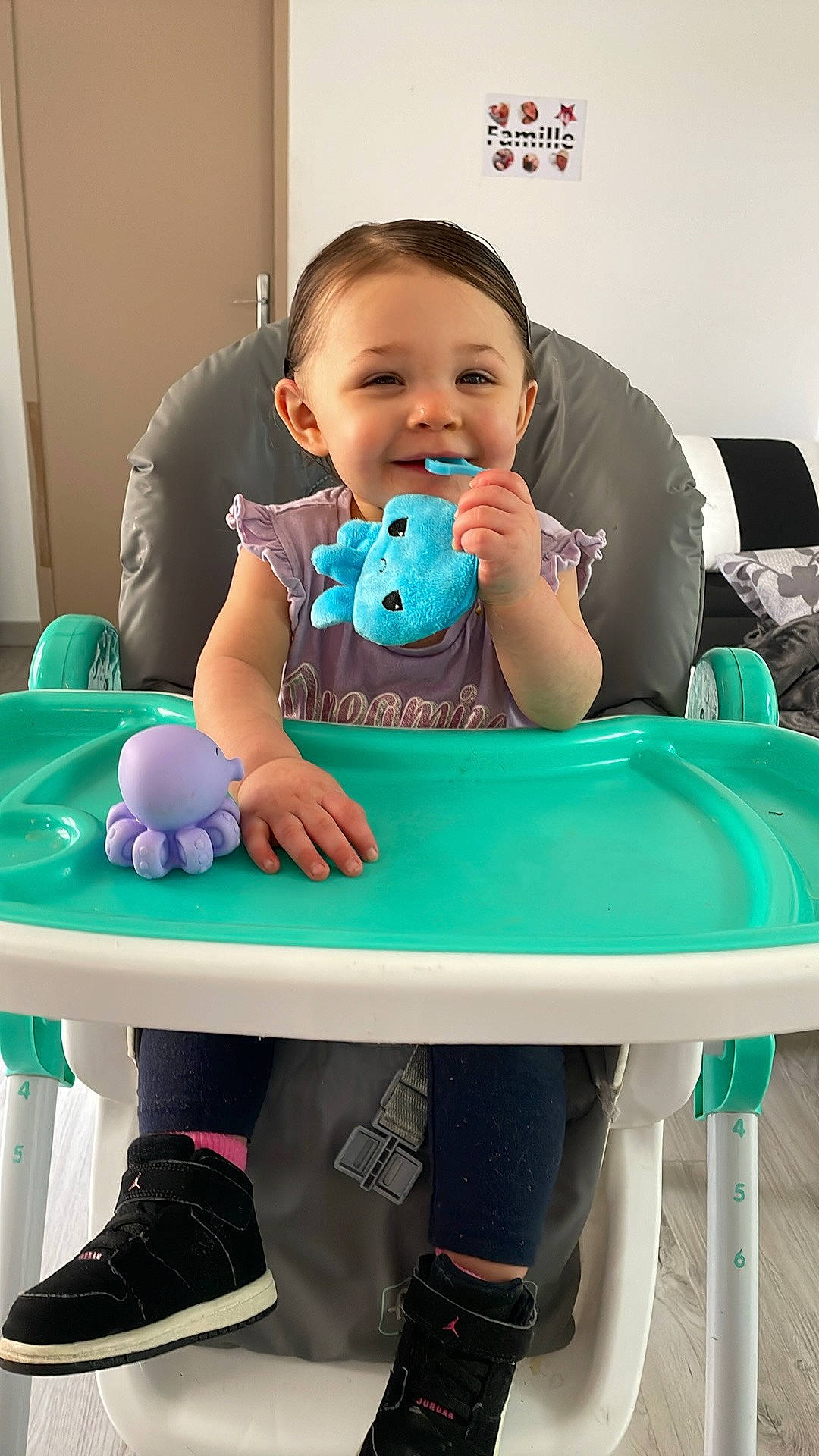 Athénaïs participe au concours pour gagner de l'argent avec cette photo : arm, baby, baby_playing_with_toys, baby_toddler_clothing, chair, child, comfort, fun, furniture, green, happy, joy, leisure, person, photograph, sleeve, smile, snapshot, sneakers, t_shirt