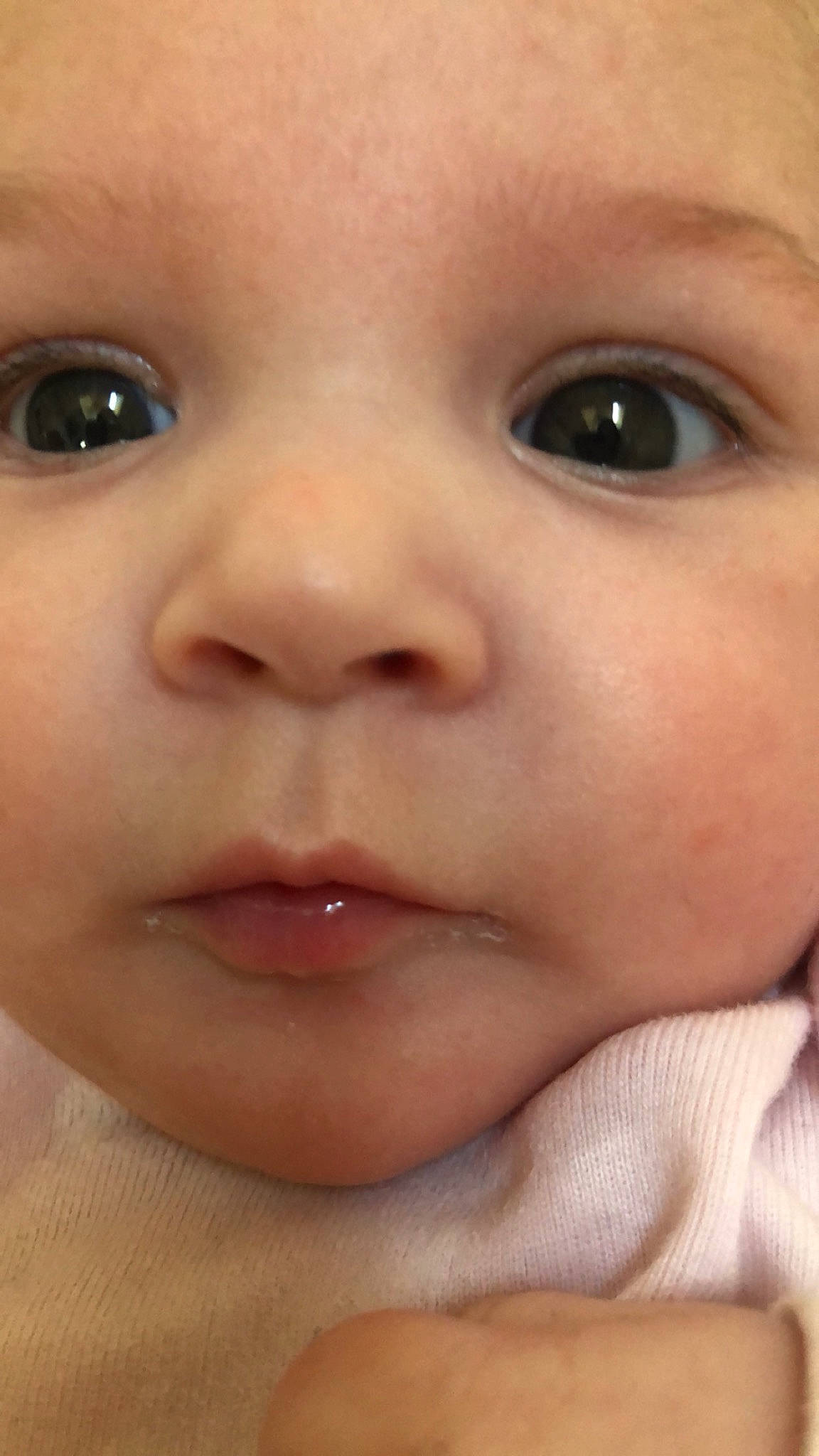 Athénaïs participe au concours pour gagner de l'argent avec cette photo : baby, cheek, chin, ear, eye, eyebrow, eyelash, facial_expression, finger, forehead, hair, happy, human_body, iris, lip, mouth, nose, person, skin, smile