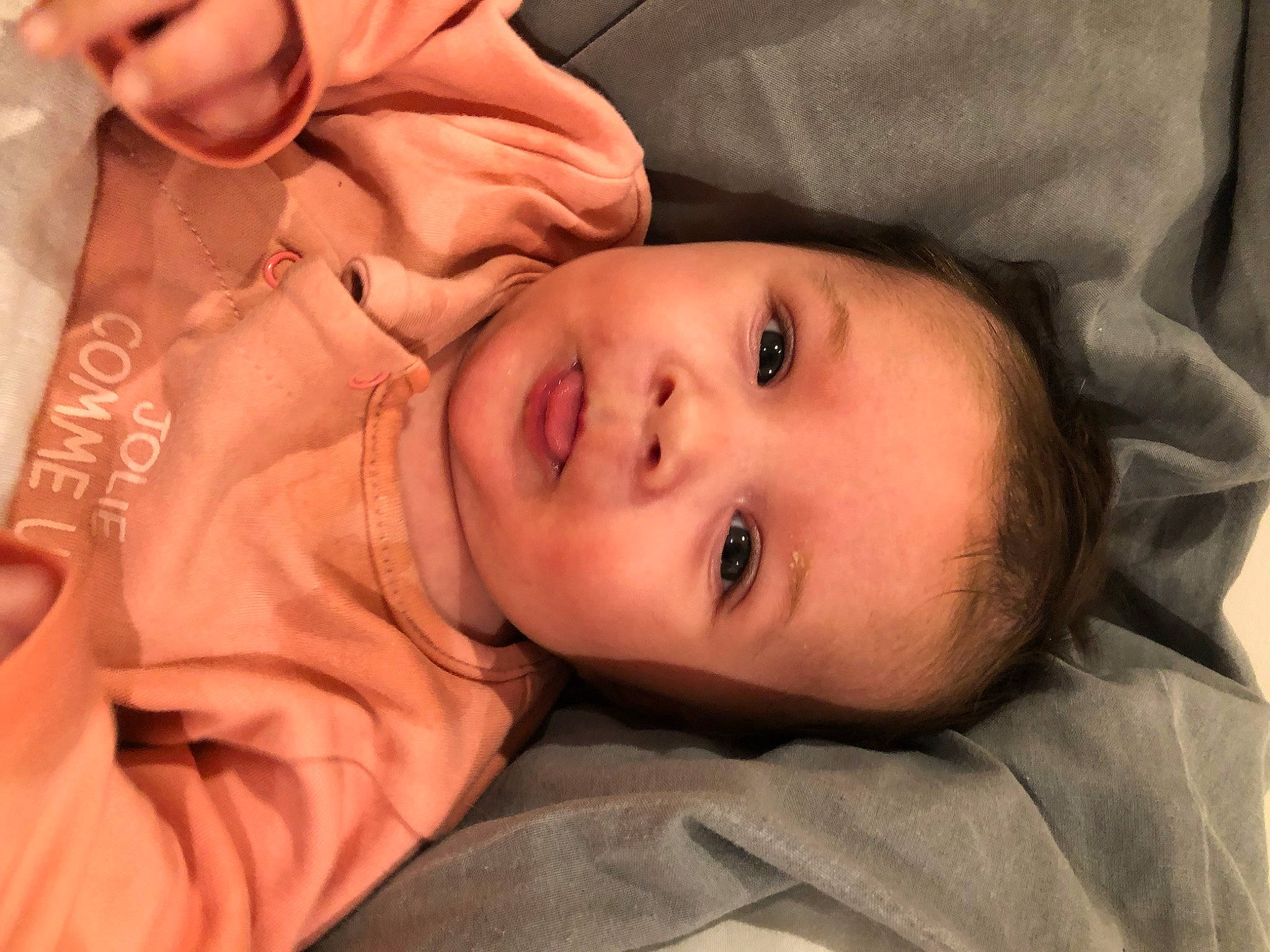 Athénaïs a rejoint le concours — aidez-le/la à gagner de superbes lots ! baby_toddler_clothing, cheek, child, chin, comfort, eye, eyebrow, eyelash, facial_expression, forehead, iris, lip, mammal, mouth, nose, person, skin, sleeve, smile, toddler