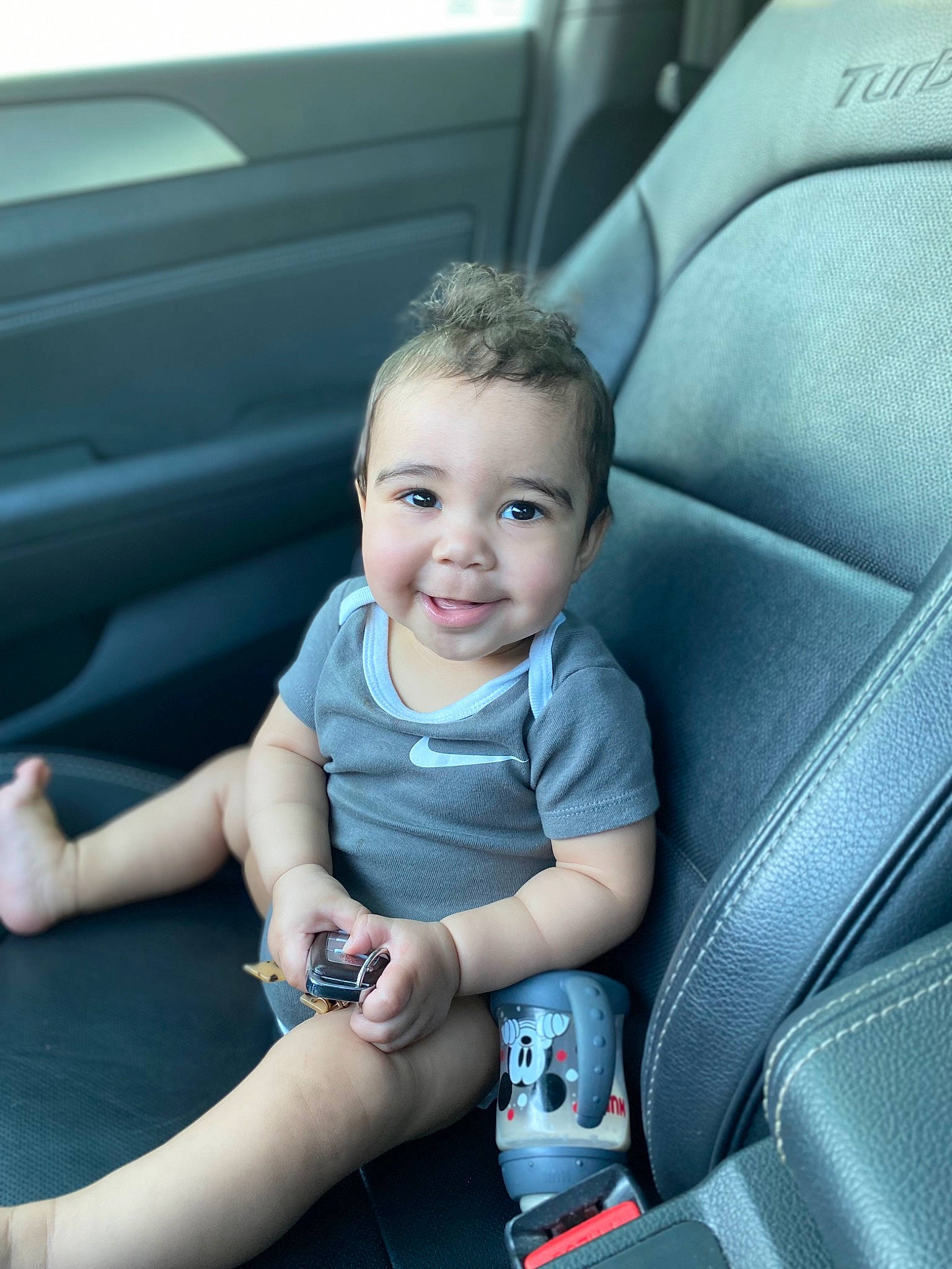 Kaison is registered to the contest to win money with this photo: auto_part, automotive_design, automotive_exterior, car, car_seat, car_seat_cover, child, comfort, electric_blue, finger, joy, leg, light, motor_vehicle, person, photograph, product, smile, toddler, vehicle