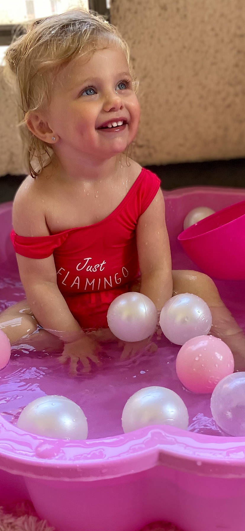 Maelya a rejoint le concours — aidez-le/la à gagner de superbes lots ! baby, baby_playing_with_toys, baby_toddler_clothing, balloon, cheek, child, clothing, facial_expression, finger, fun, happy, human, joy, leisure, organ, person, pink, smile, table, thigh