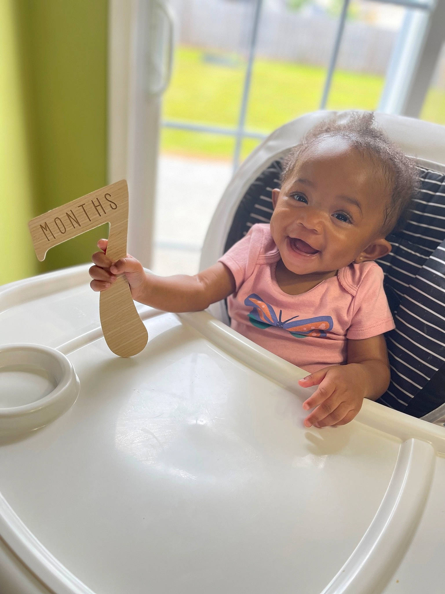 Emori is registered to the contest to win money with this photo: baby, baby_toddler_clothing, child, circle, cooking, dishware, fun, hand, happy, household_supply, paint, person, plate, plumbing, plumbing_fixture, serveware, sleeve, smile, solvent, t_shirt