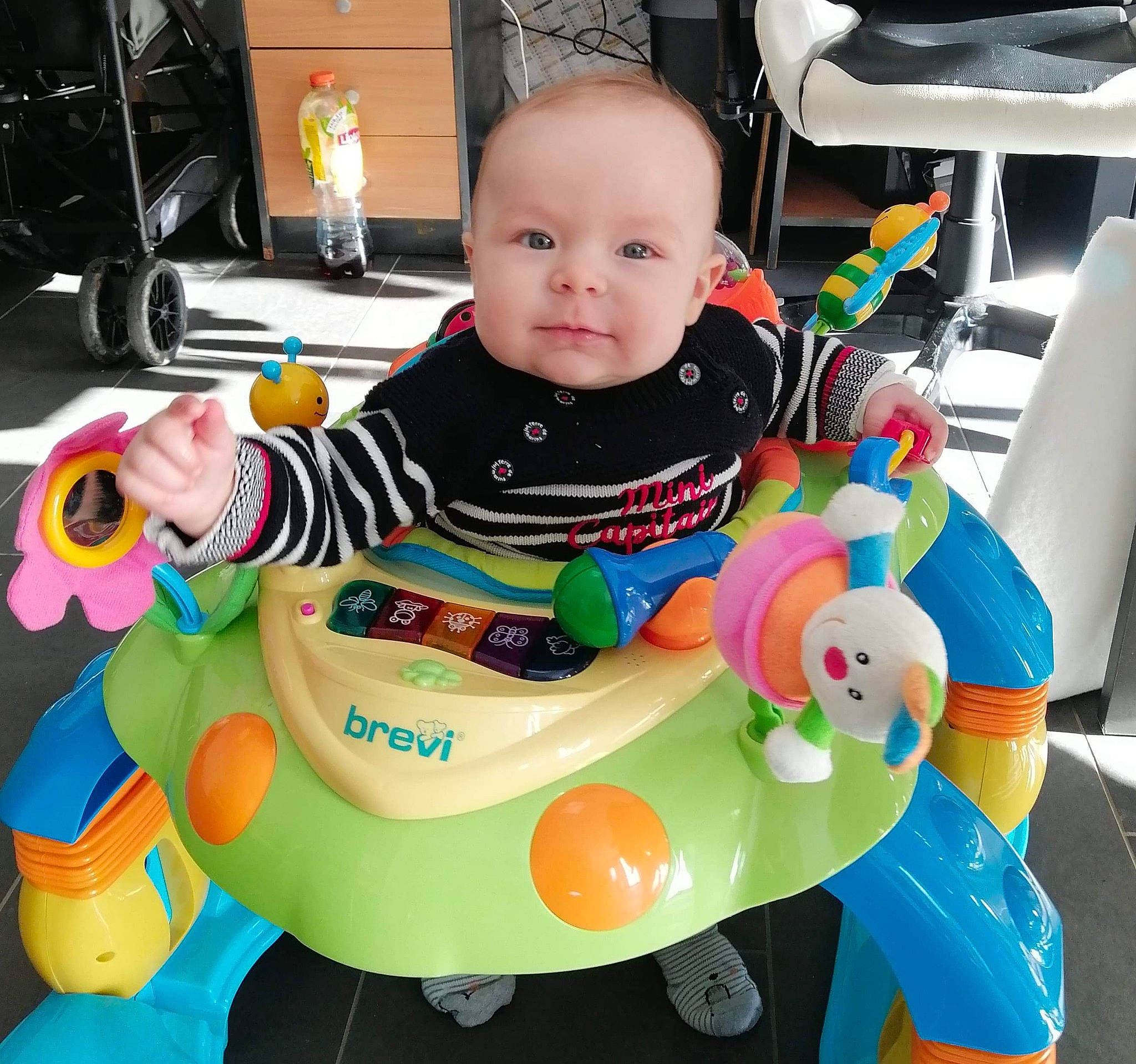 Lyam participe au concours pour gagner de l'argent avec cette photo : baby, baby_playing_with_toys, baby_products, baby_toddler_clothing, baby_toys, child, person, plastic, play, product, riding_toy, sitting, toddler, toy