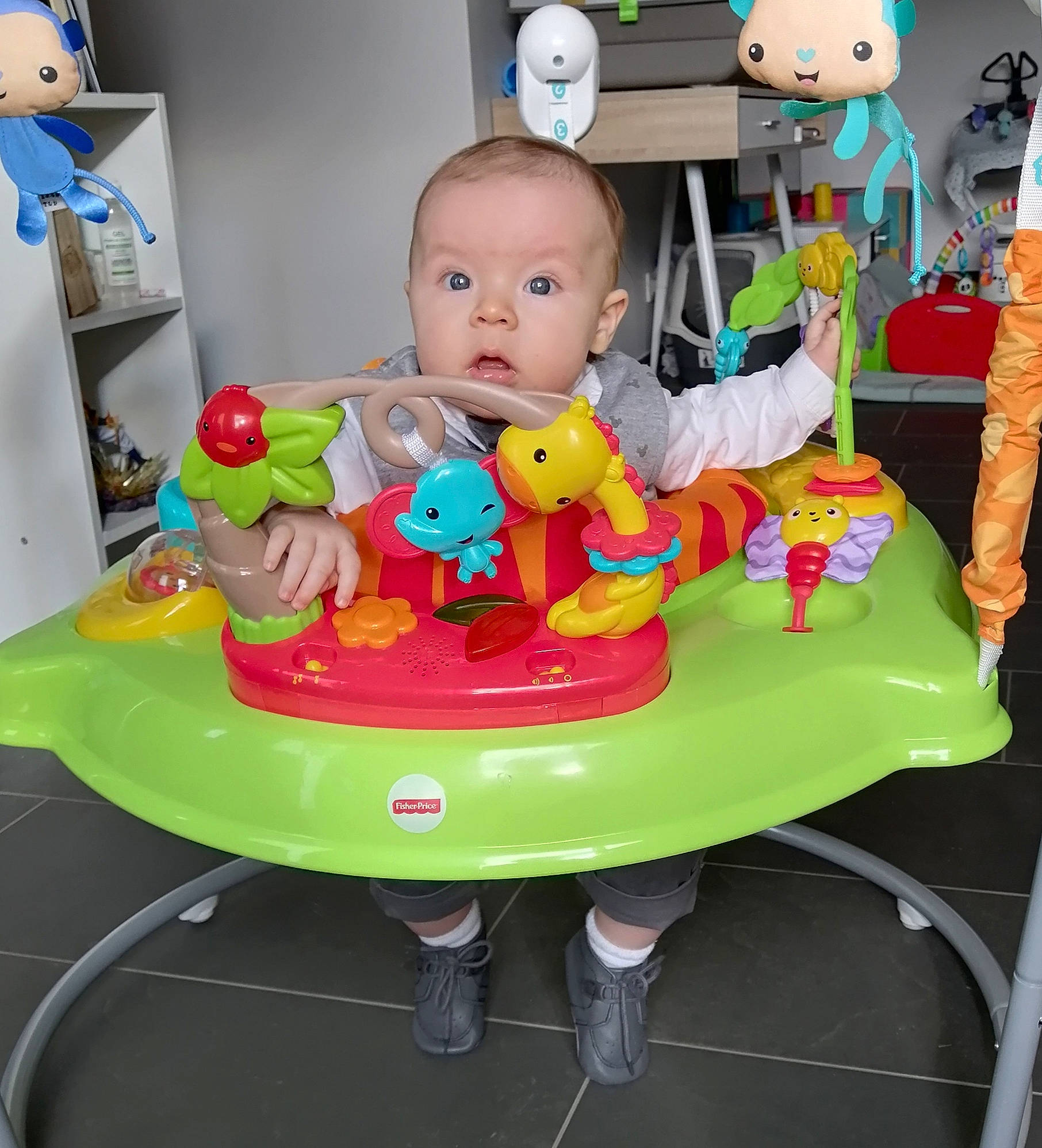 Lyam participe au concours pour gagner de l'argent avec cette photo : baby, baby_products, baby_toys, person, plastic, play, playset, plush, sitting, stuffed_toy, surprise, toy