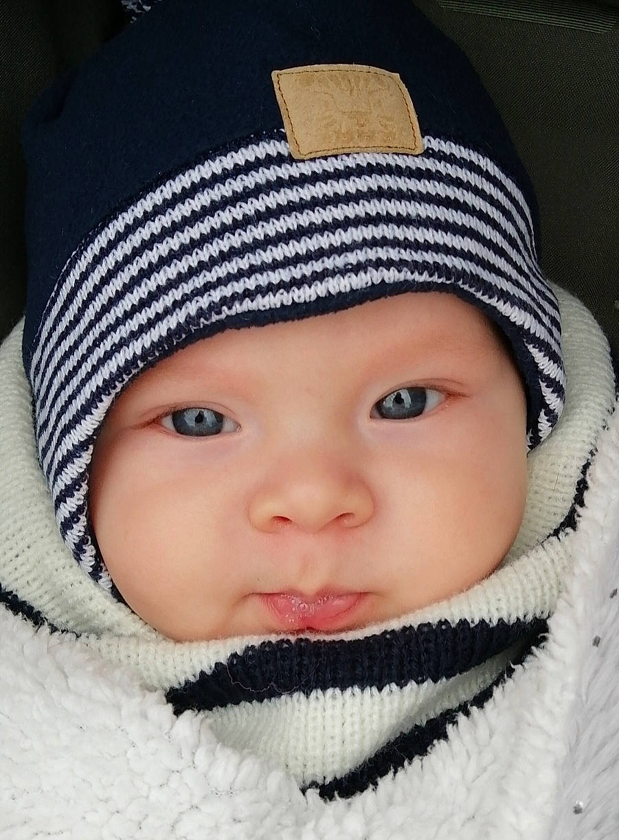 Lyam a rejoint le concours — aidez-le/la à gagner de superbes lots ! blue, cap, cheek, chin, clothing, eye, face, finger, fun, green, hairstyle, head, headwear, human, human_body, lip, people, person, product, skin