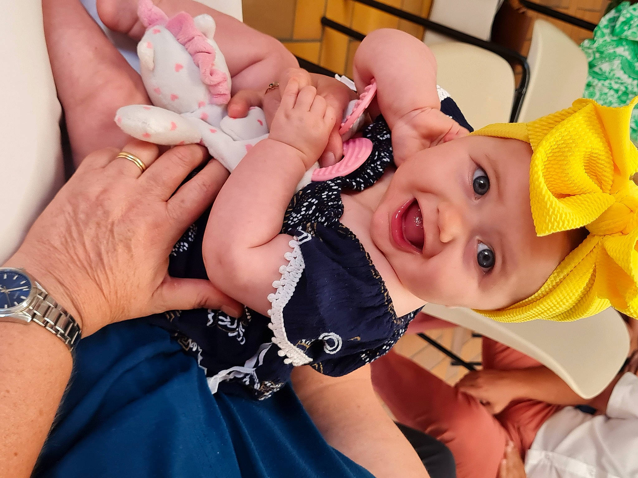 Talya participe au concours pour gagner de l'argent avec cette photo : baby, baby_toddler_clothing, body_jewelry, event, eyelash, finger, gesture, hairstyle, hand, happy, headwear, human, interaction, jewellery, mouth, nail, person, skin, smile, thumb