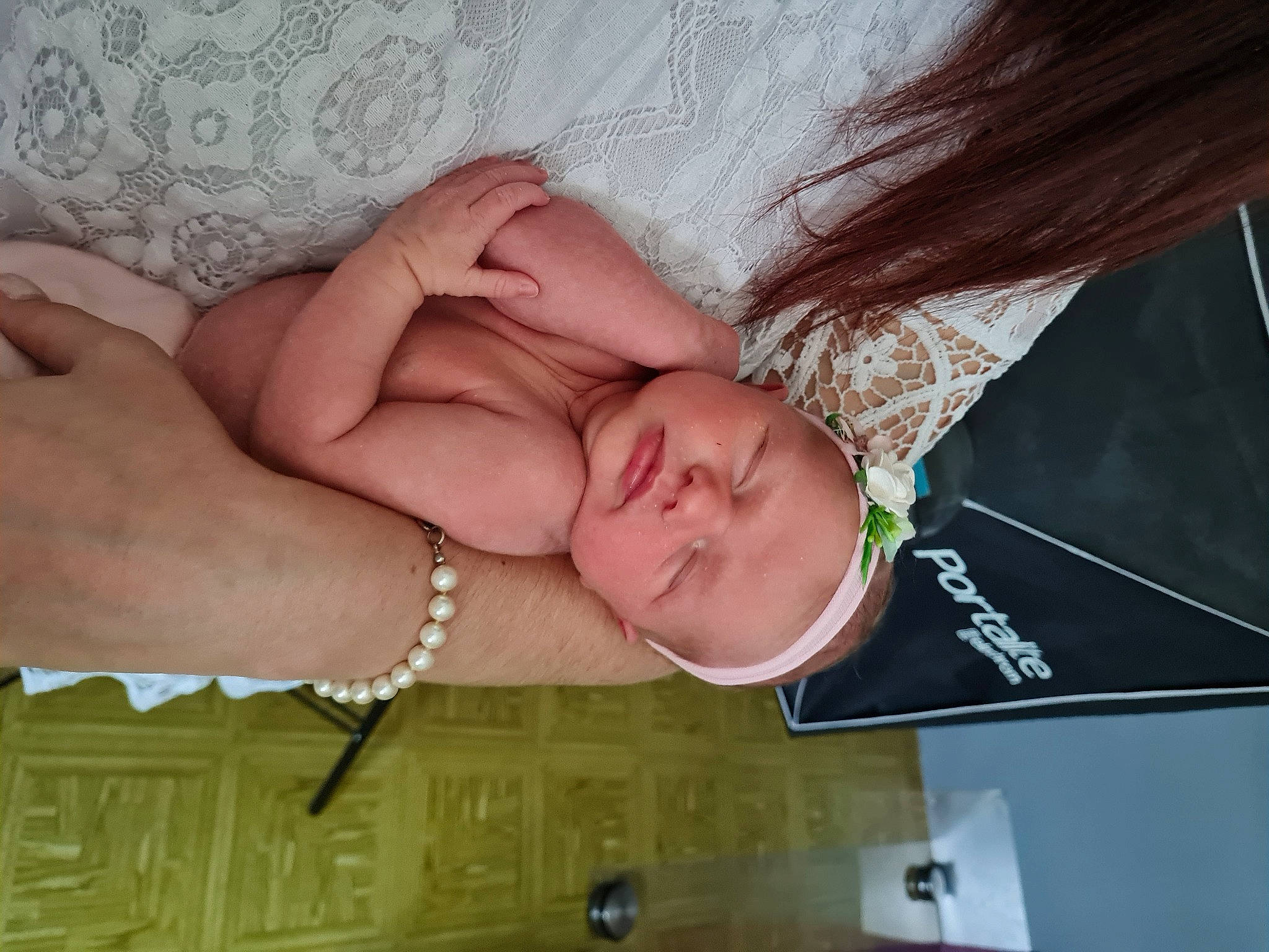 Talya participe au concours pour gagner de l'argent avec cette photo : abdomen, chest, child, comfort, elbow, eyelash, eyewear, fashion_accessory, finger, gesture, glasses, human_body, human_leg, jewellery, nail, pattern, person, thigh, thumb, wood