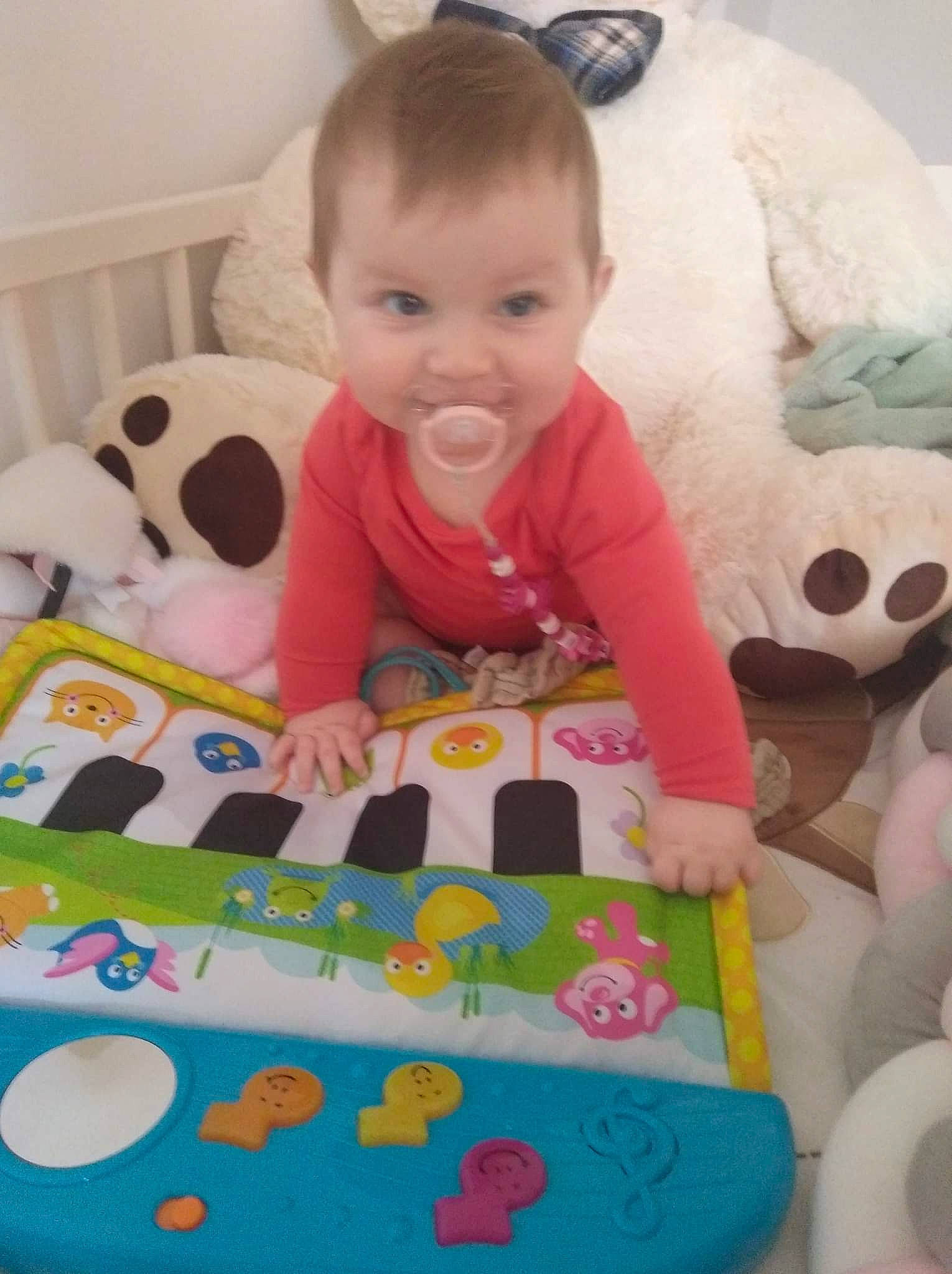 Inaya participe au concours pour gagner de l'argent avec cette photo : baby, baby_playing_with_toys, baby_products, baby_toddler_clothing, baby_toys, cheek, child, comfort, flooring, fun, happy, head, person, pink, play, product, smile, snapshot, textile, toddler