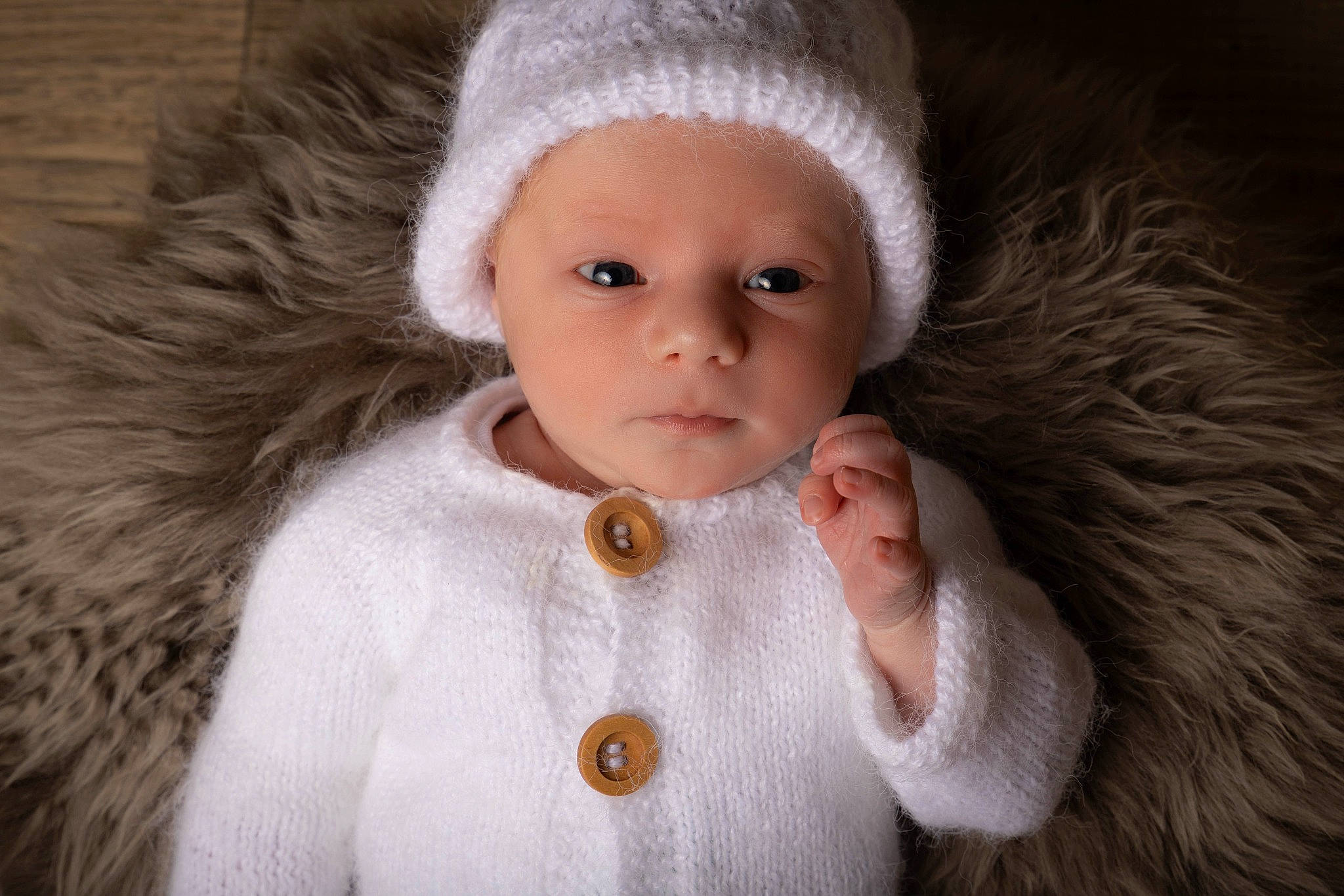 Léandre participe au concours pour gagner de l'argent avec cette photo : baby, cap, cheek, chin, eye, eyebrow, eyelash, fur_clothing, gesture, happy, head, human_body, iris, lip, nose, ornament, person, sleeve, toddler, wool