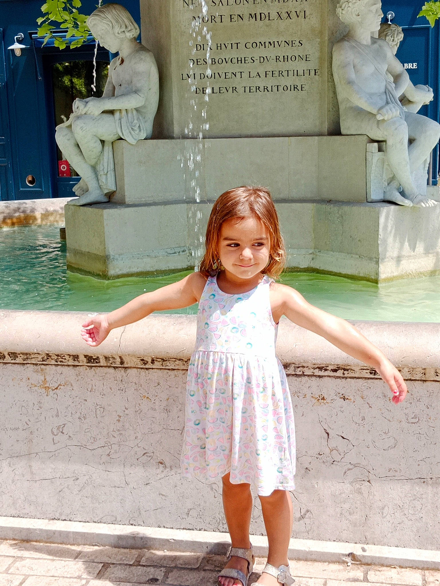 Maria participe au concours pour gagner de l'argent avec cette photo : blue, daytime, fashion, fun, green, happy, head, human_body, joy, leg, leisure, person, photograph, pink, plant, public_space, standing, summer, temple, travel