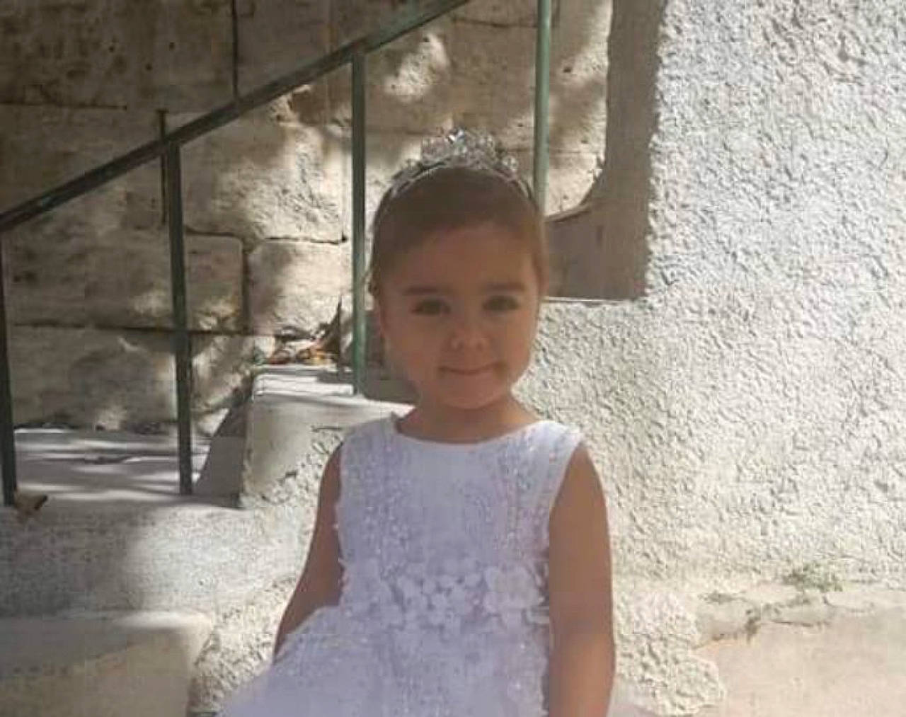 Maria participe au concours pour gagner de l'argent avec cette photo : bridal_accessory, child, concrete, day_dress, dress, embellishment, flash_photography, fun, happy, joy, neck, person, plaster, portrait_photography, room, sitting, sleeve, smile, tints_and_shades, toddler