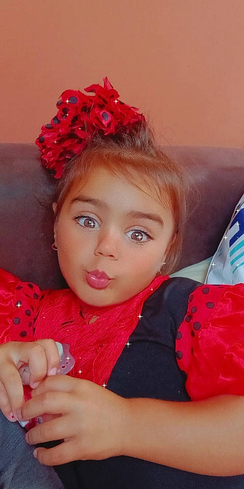 Maria participe au concours pour gagner de l'argent avec cette photo : beauty, child, eye, eyebrow, eyelash, face, fashion, flash_photography, flower, hairstyle, happy, head, headgear, headpiece, lip, long_hair, person, pink, red, skin