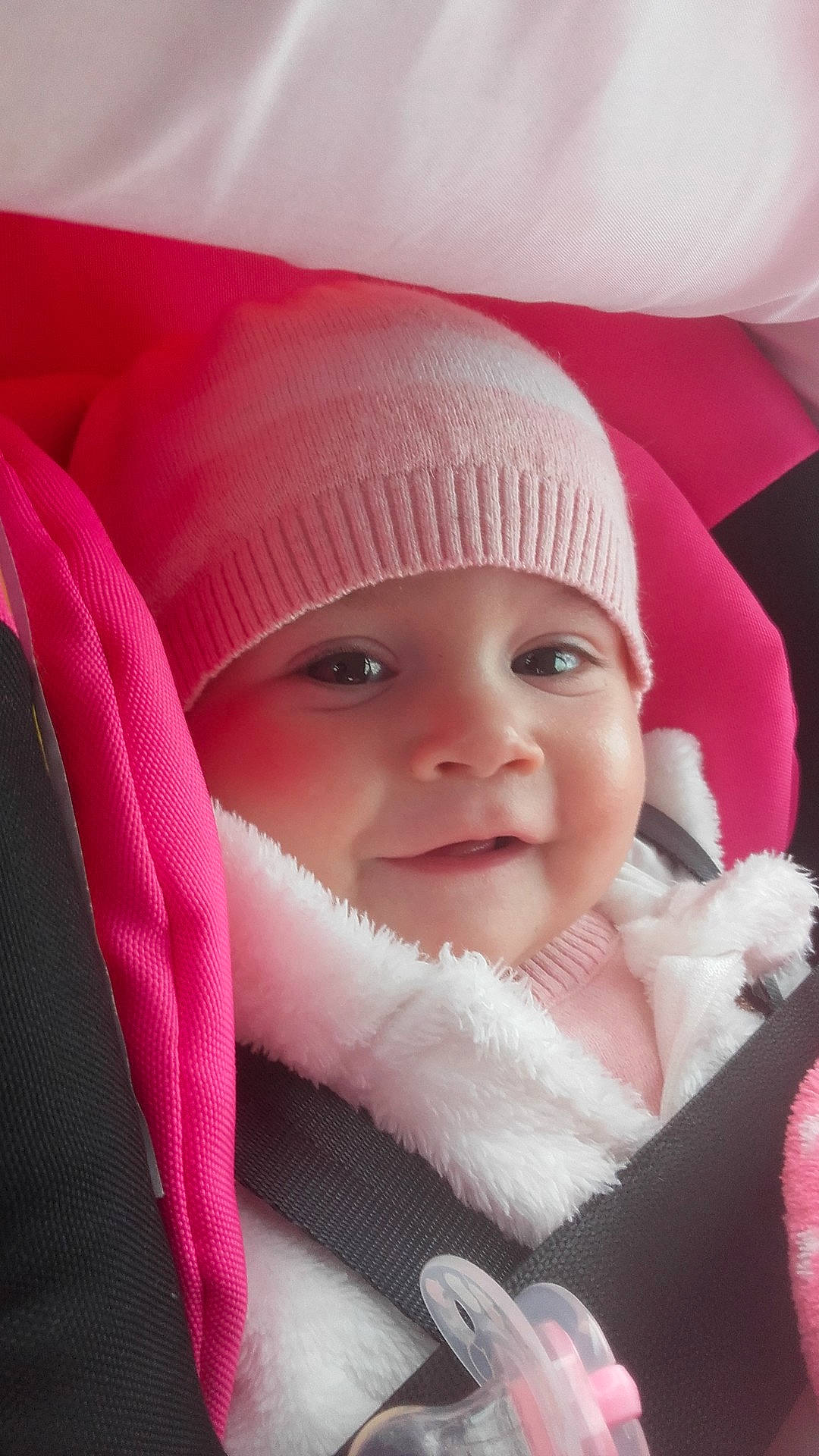 Eliana a rejoint le concours — aidez-le/la à gagner de superbes lots ! beauty, bonnet, cheek, child, close_up, eye, girl, infant, knit_cap, lip, magenta, mouth, nose, person, pink, product, red, skin, smile, textile