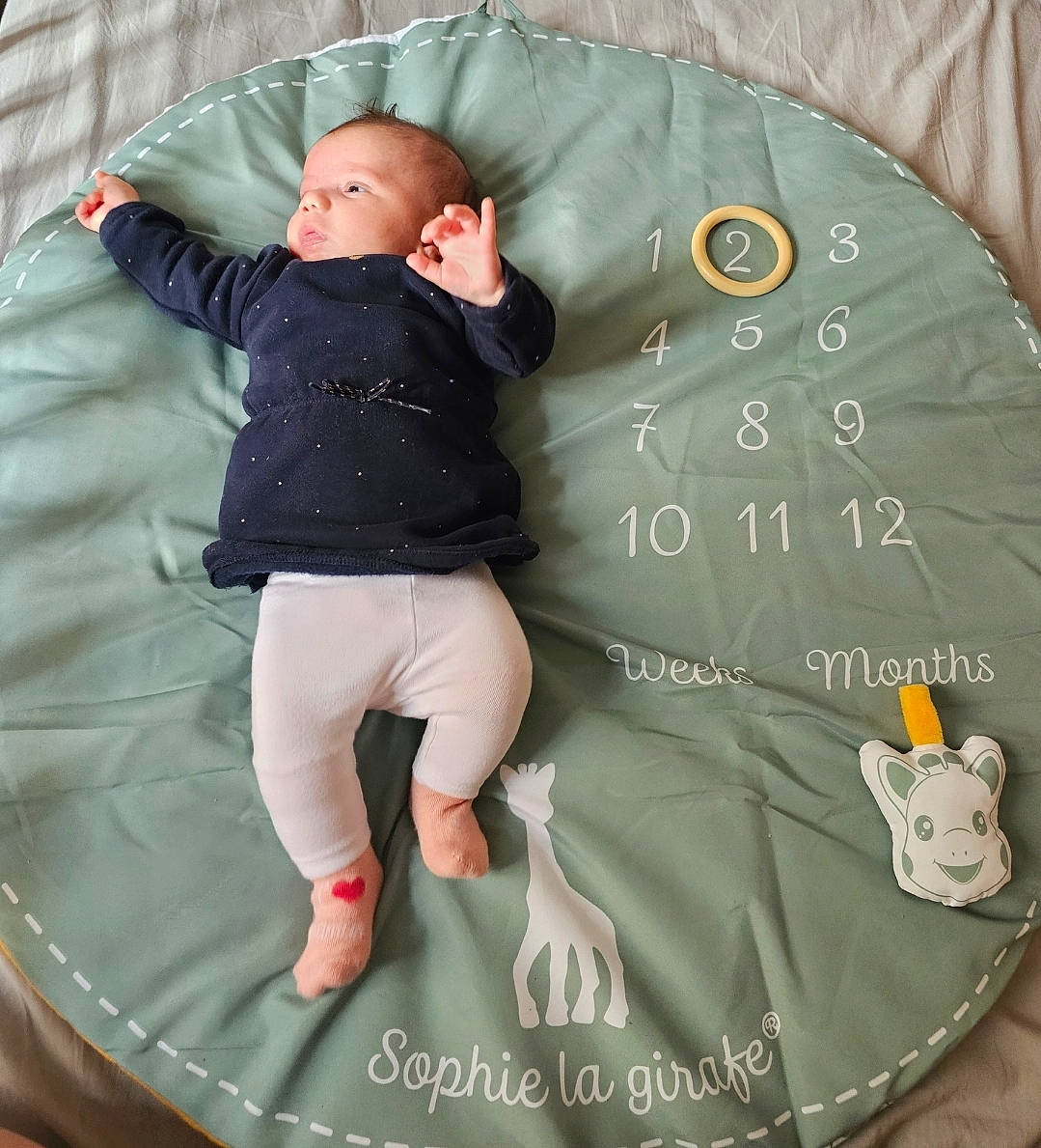 Imen a rejoint le concours — aidez-le/la à gagner de superbes lots ! baby, baby_products, baby_toddler_clothing, baby_toys, bedding, child, comfort, font, linens, outerwear, pattern, person, play, room, sitting, sleeve, sock, t_shirt, textile, toddler