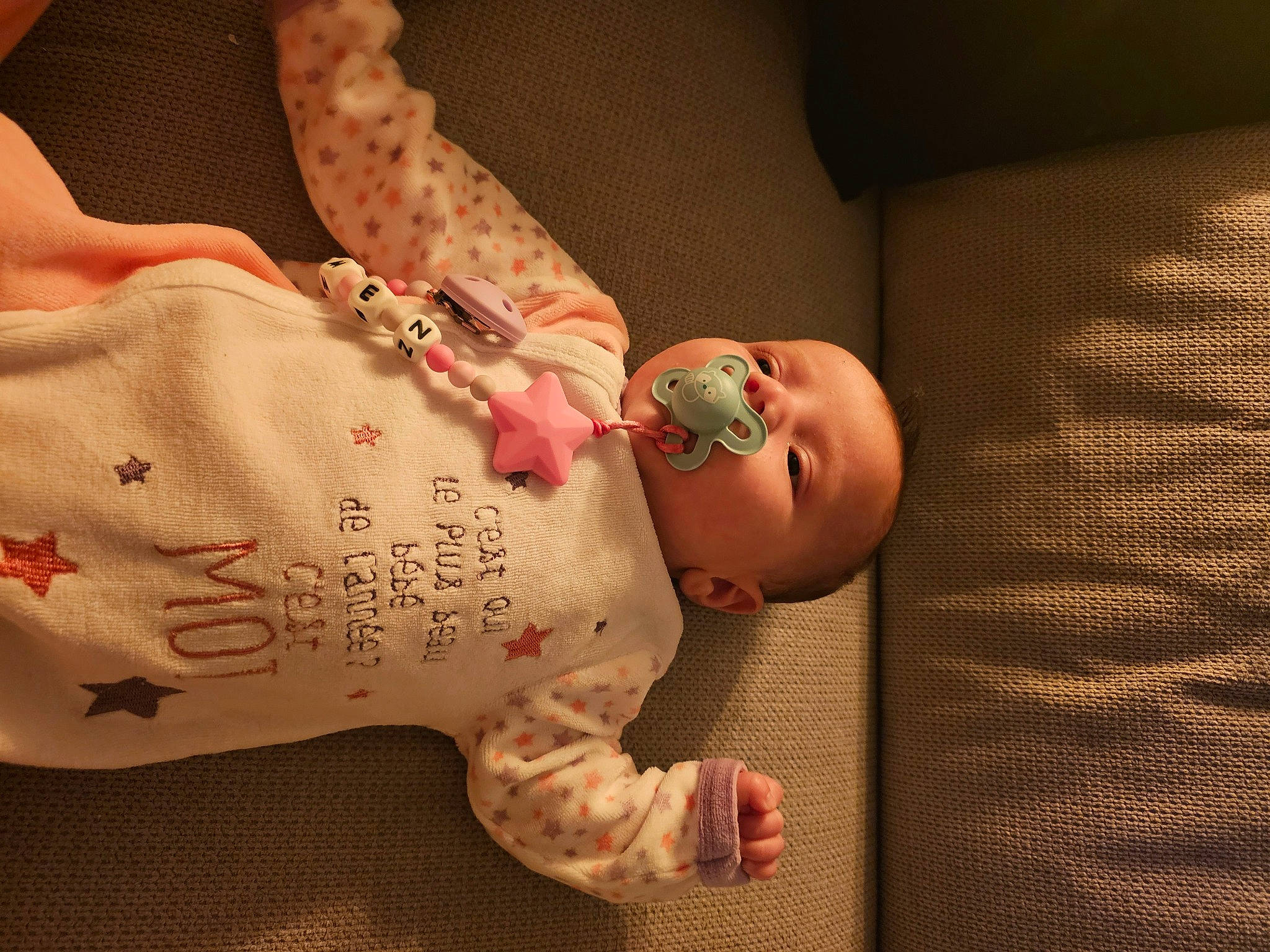 Imen participe au concours pour gagner de l'argent avec cette photo : arm, baby, baby_toddler_clothing, child, comfort, finger, foot, hand, head, human_body, human_leg, joint, knee, leg, nail, person, skin, sleeve, thumb, toddler