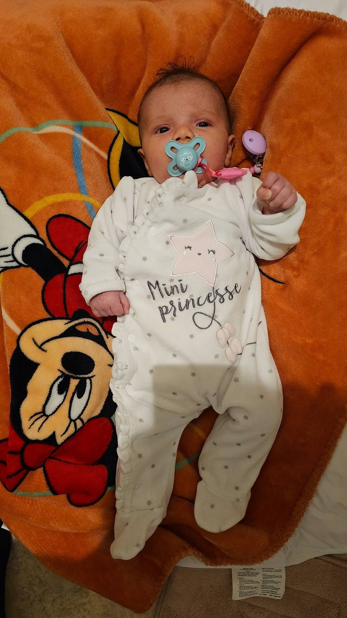 Imen a rejoint le concours — aidez-le/la à gagner de superbes lots ! baby, baby_sleeping, baby_toddler_clothing, carmine, child, comfort, facial_expression, fur, happy, head, linens, mouth, orange, person, sleeve, stuffed_toy, t_shirt, textile, thumb, toddler