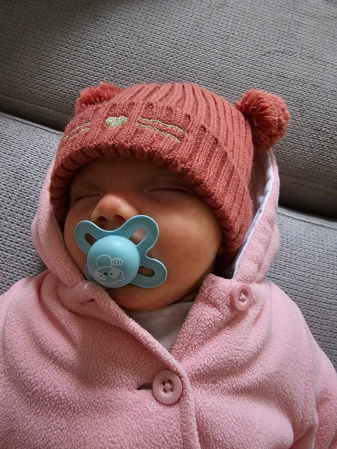Imen a rejoint le concours — aidez-le/la à gagner de superbes lots ! baby, baby_toddler_clothing, cap, chin, clothing, comfort, eye, face, finger, hand, head, headgear, lip, mouth, neck, nose, outerwear, person, pink, skin