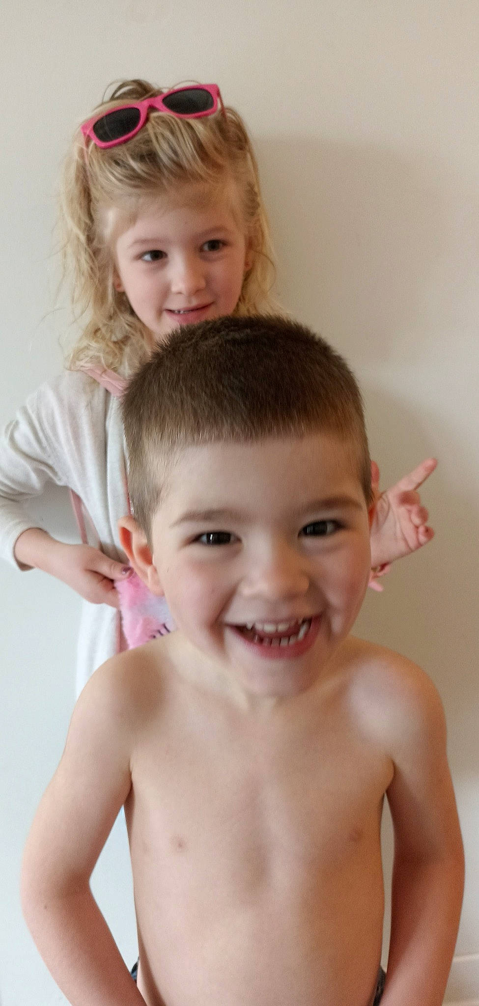 Léo a rejoint le concours — aidez-le/la à gagner de superbes lots ! arm, cheek, chin, eye, eyebrow, eyelash, face, facial_expression, forehead, hair, hairstyle, head, joint, joy, lip, muscle, nose, person, photograph, shoulder