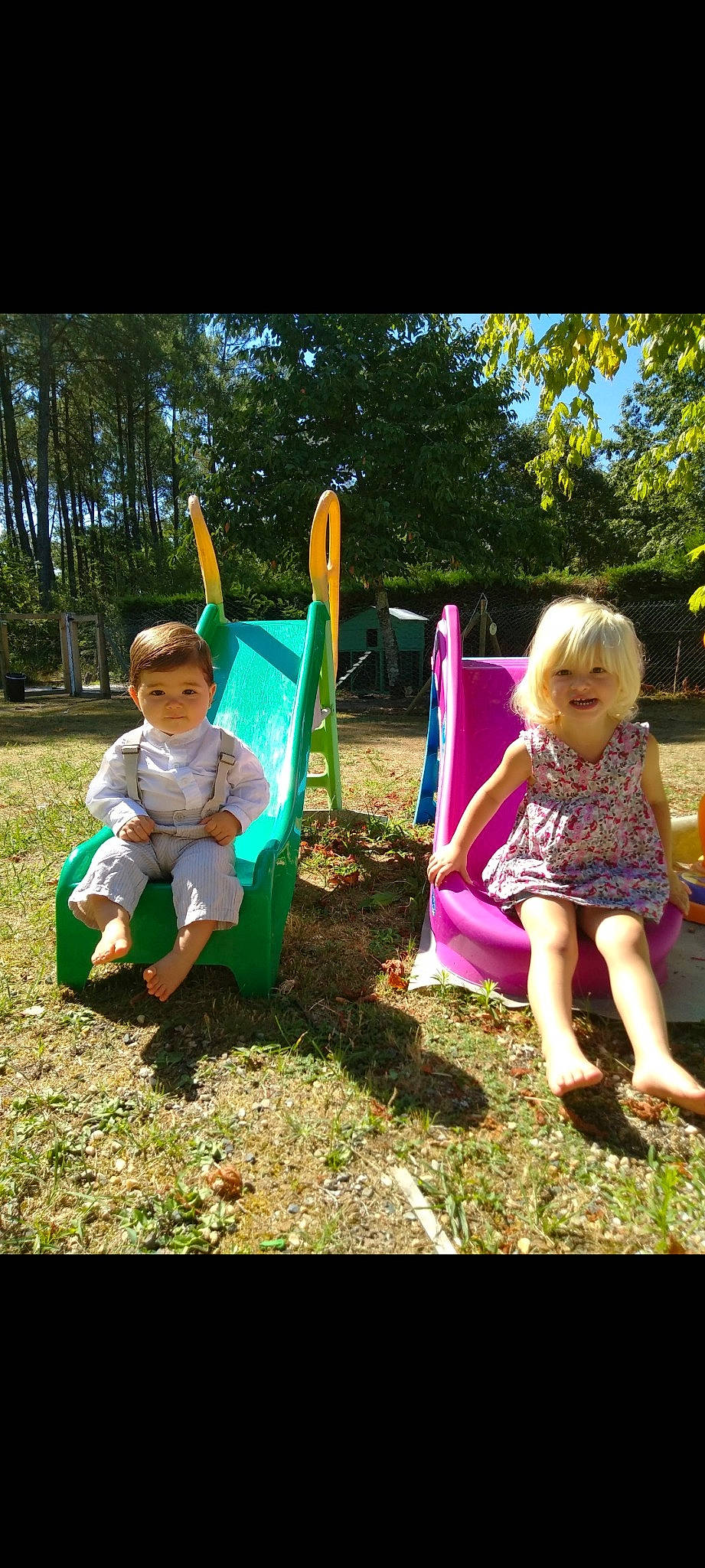 Léo a rejoint le concours — aidez-le/la à gagner de superbes lots ! chute, city, fun, grass, happy, joy, lawn, leaf, leisure, outdoor_play_equipment, people_in_nature, person, plant, public_space, recreation, sitting, summer, terrestrial_plant, toddler, tree