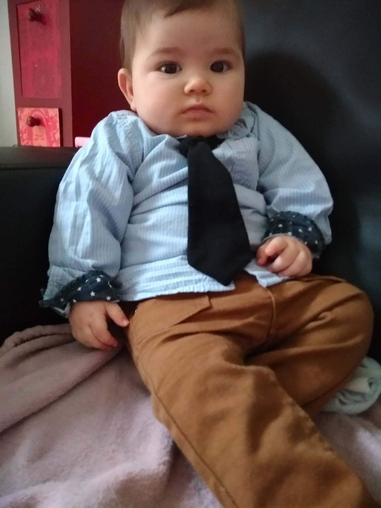 Léo a rejoint le concours — aidez-le/la à gagner de superbes lots ! baby, baby_toddler_clothing, cheek, child, chin, collar, comfort, dress_shirt, flash_photography, formal_wear, human, human_leg, joint, knee, person, sitting, skin, sleeve, t_shirt, textile