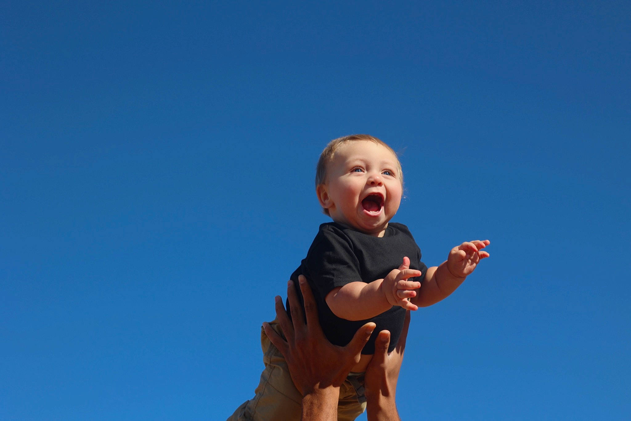 Johnny is registered to the contest to win money with this photo: baby, baby_toddler_clothing, child, electric_blue, flash_photography, fun, gesture, happy, landscape, leisure, people_in_nature, person, recreation, sitting, sky, sleeve, smile, thumb, toddler, travel