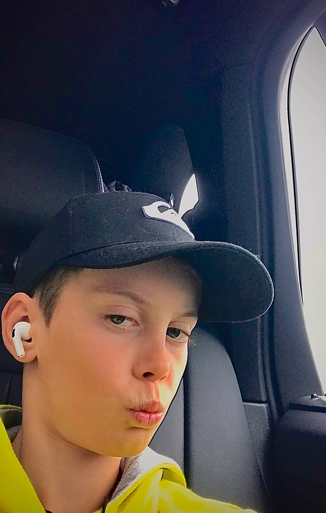 Charlène participe au concours pour gagner de l'argent avec cette photo : auto_part, automotive_design, automotive_exterior, baseball_cap, black_hair, cap, cool, electric_blue, flash_photography, fun, happy, hat, head_restraint, headgear, headwear, nose, person, personal_protective_equipment, t_shirt, travel