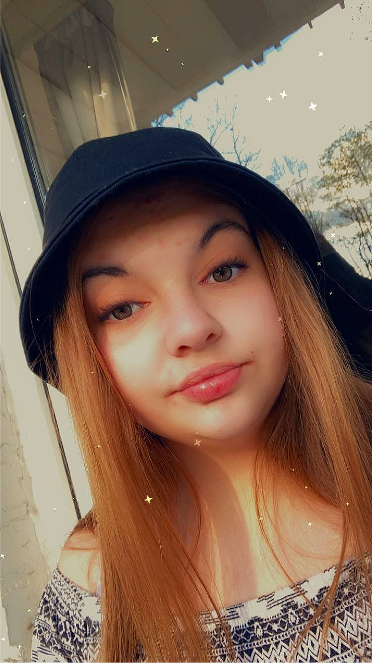 Romane participe au concours pour gagner de l'argent avec cette photo : black_hair, cap, chin, cool, eye, eyebrow, eyelash, face, facial_expression, flash_photography, hair, hairstyle, headwear, jaw, joy, light, lip, lipstick, person, pink