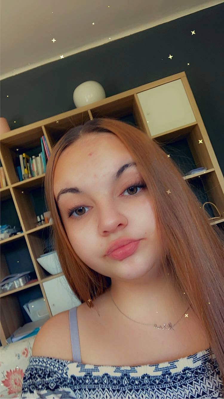 Romane participe au concours pour gagner de l'argent avec cette photo : bookcase, chest, eye_liner, eye_shadow, eyebrow, eyelash, flash_photography, iris, jaw, layered_hair, lip, lipstick, makeover, neck, person, shelf, shelving, shoulder, skin, sleeveless_shirt