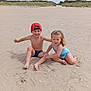 Maddy a rejoint le concours — aidez-le/la à gagner de superbes lots ! child, children, beach, sand, swimsuit, red_cap, boy, girl, smiling, playing, outdoor, summer, vacation, nature, dunes, grass, sky, fun, happy, barefoot