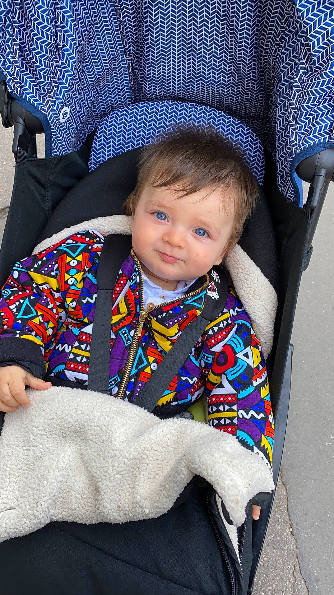 Eliot participe au concours pour gagner de l'argent avec cette photo : baby, baby_carriage, baby_products, baby_toddler_clothing, car_seat, carmine, child, comfort, electric_blue, fashion_accessory, fun, linens, outerwear, pattern, person, photograph, product, sitting, sleeve, smile