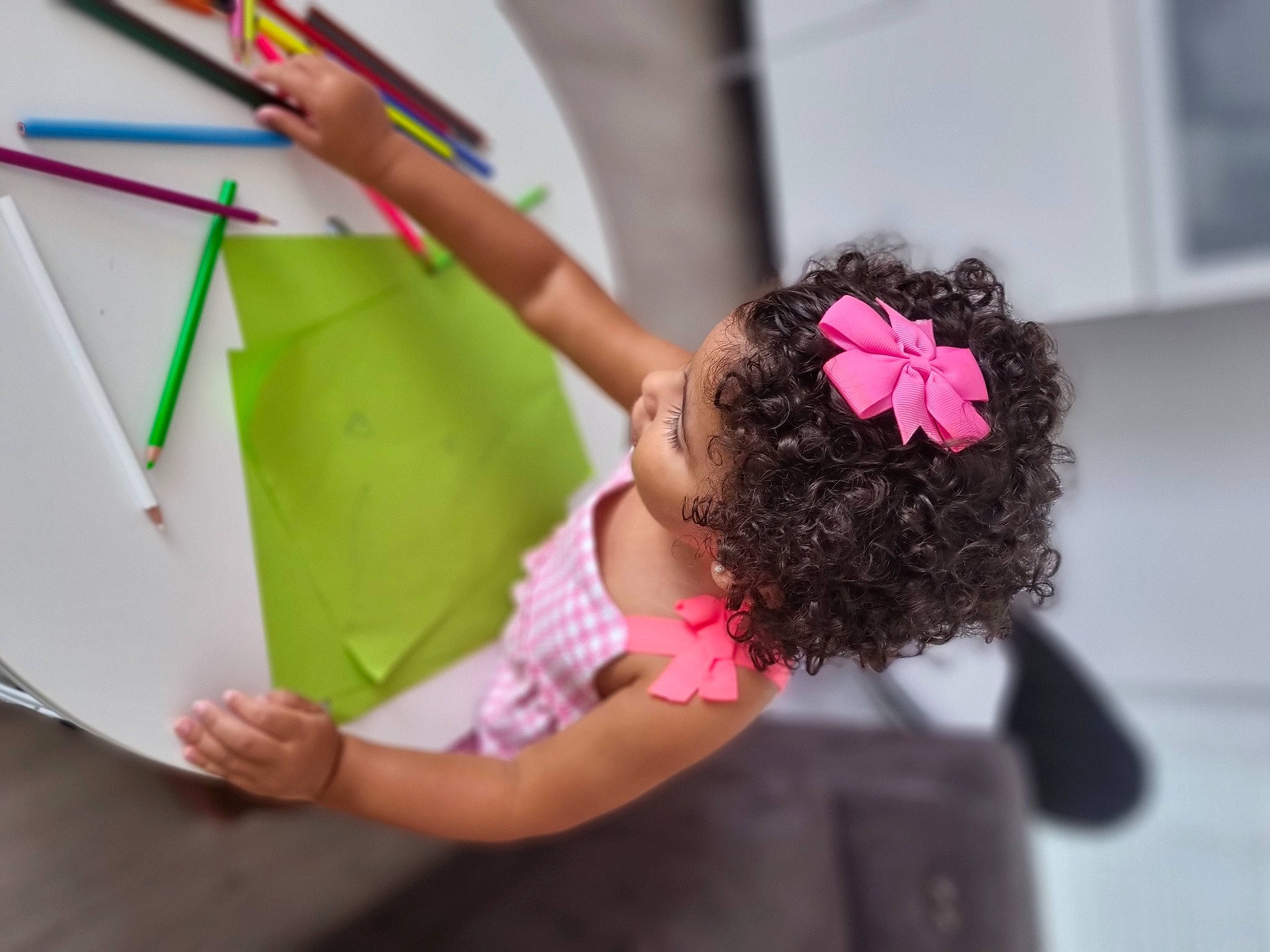 Inaya participe au concours pour gagner de l'argent avec cette photo : child, construction_paper, fashion_design, finger, fun, happy, human_leg, leisure, magenta, office_supplies, paper_product, person, play, room, shorts, thigh, toddler, triangle, visual_arts, writing