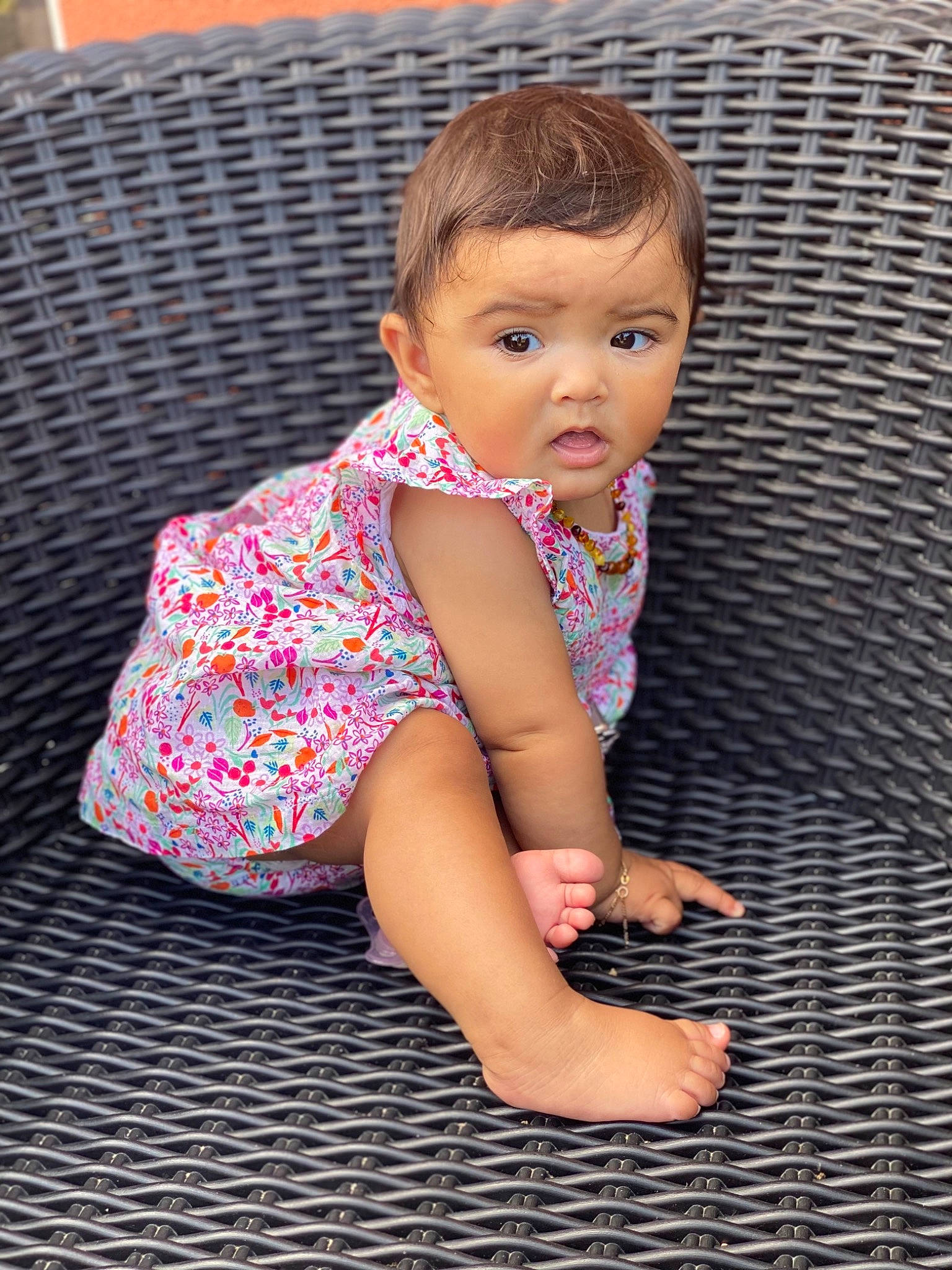 Selma participe au concours pour gagner de l'argent avec cette photo : baby, baby_toddler_clothing, barefoot, cheek, chin, flooring, foot, grass, human_body, human_leg, knee, pattern, person, pink, sitting, skin, sleeve, sock, thigh, toddler