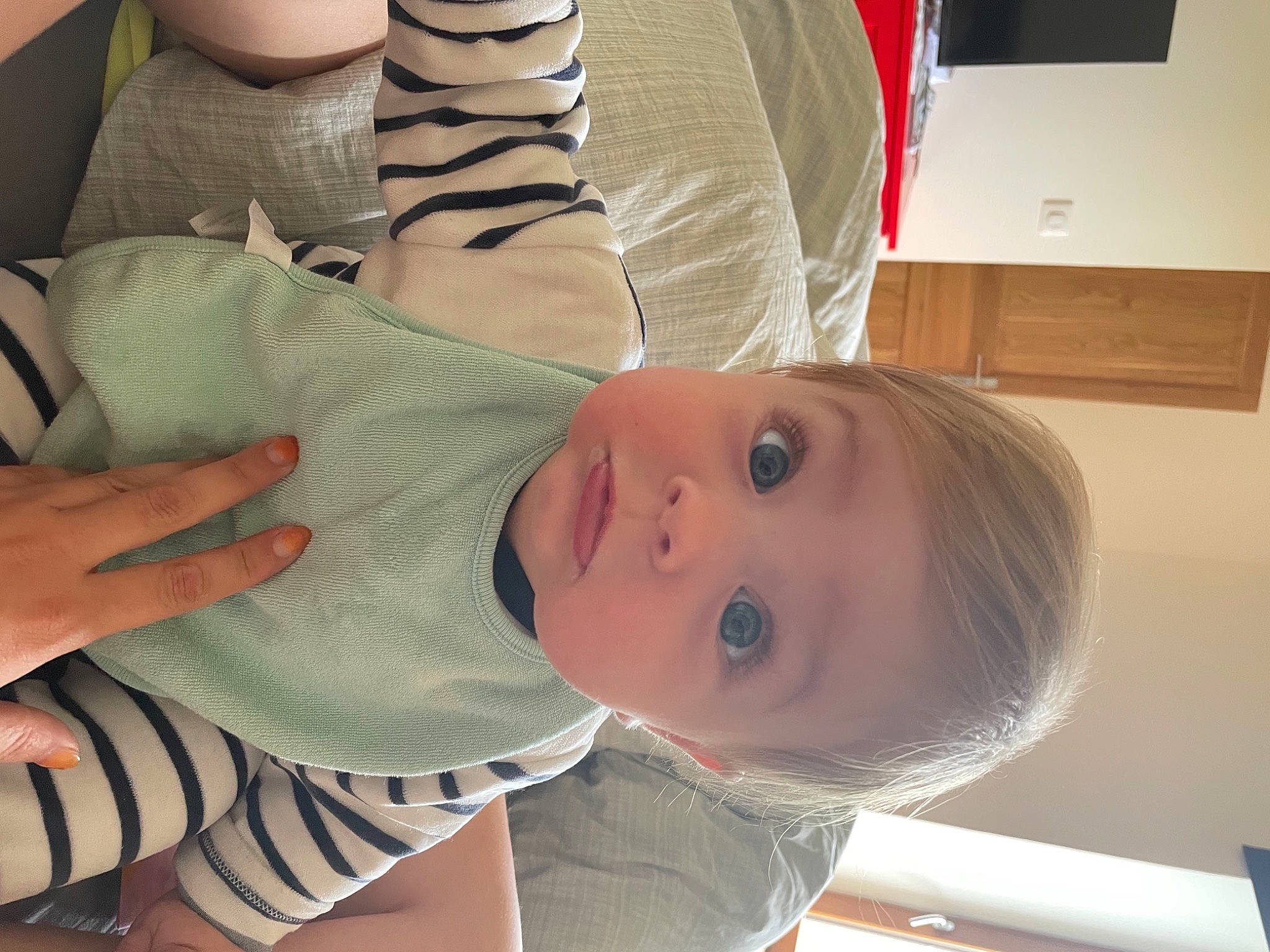 César participe au concours pour gagner de l'argent avec cette photo : baby, baby_toddler_clothing, cheek, chin, comfort, eye, facial_expression, finger, gesture, hand, head, human_body, leg, nose, person, skin, sleeve, surprise, thigh, thumb