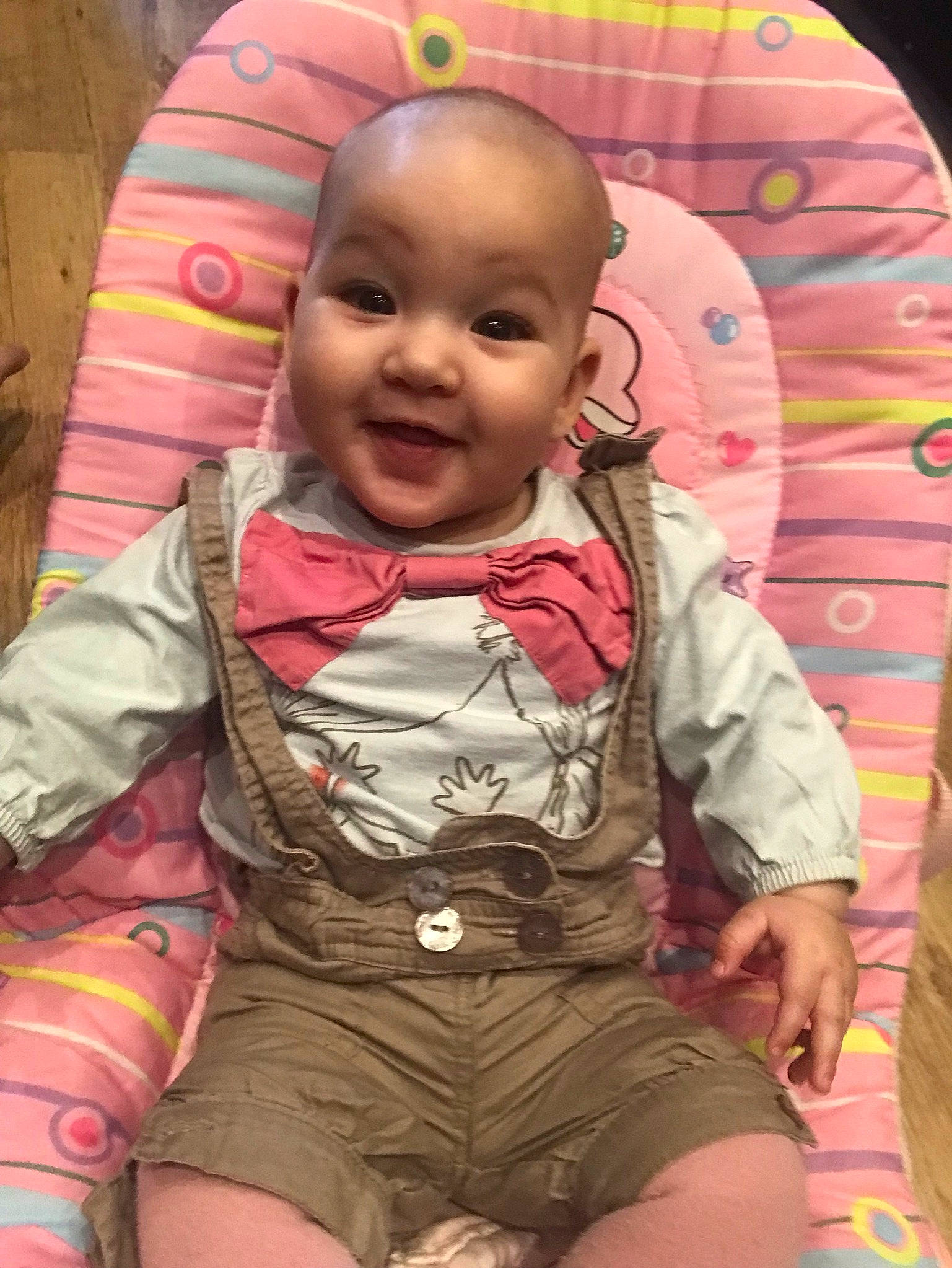 Nina participe au concours pour gagner de l'argent avec cette photo : arm, cheek, chin, clothing, eye, facial_expression, forehead, hairstyle, head, human_body, mouth, nose, organ, person, product, skin, sleeve, smile, standing, temple