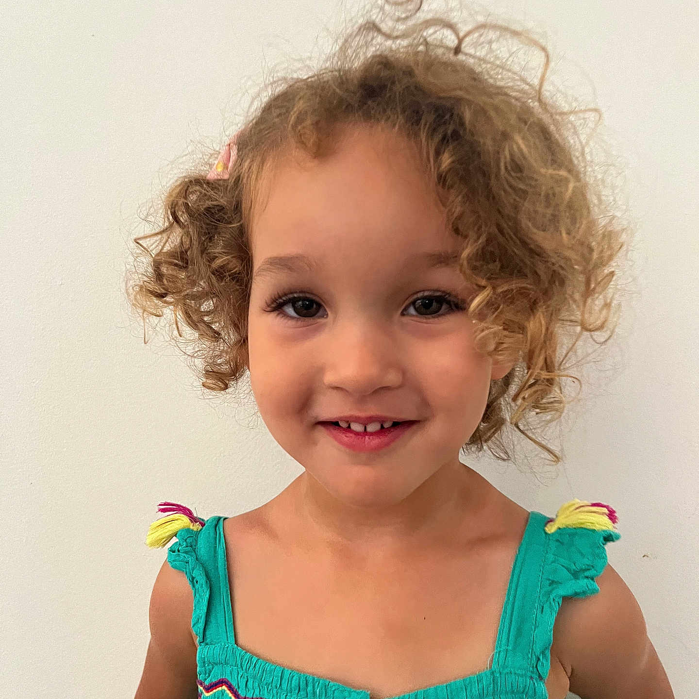 Nina participe au concours pour gagner de l'argent avec cette photo : accessories, blonde, bodypart, child, clothing, dress, eveningdress, face, female, finger, girl, hair, hand, happy, head, person, photography, portrait, shoulder, smile