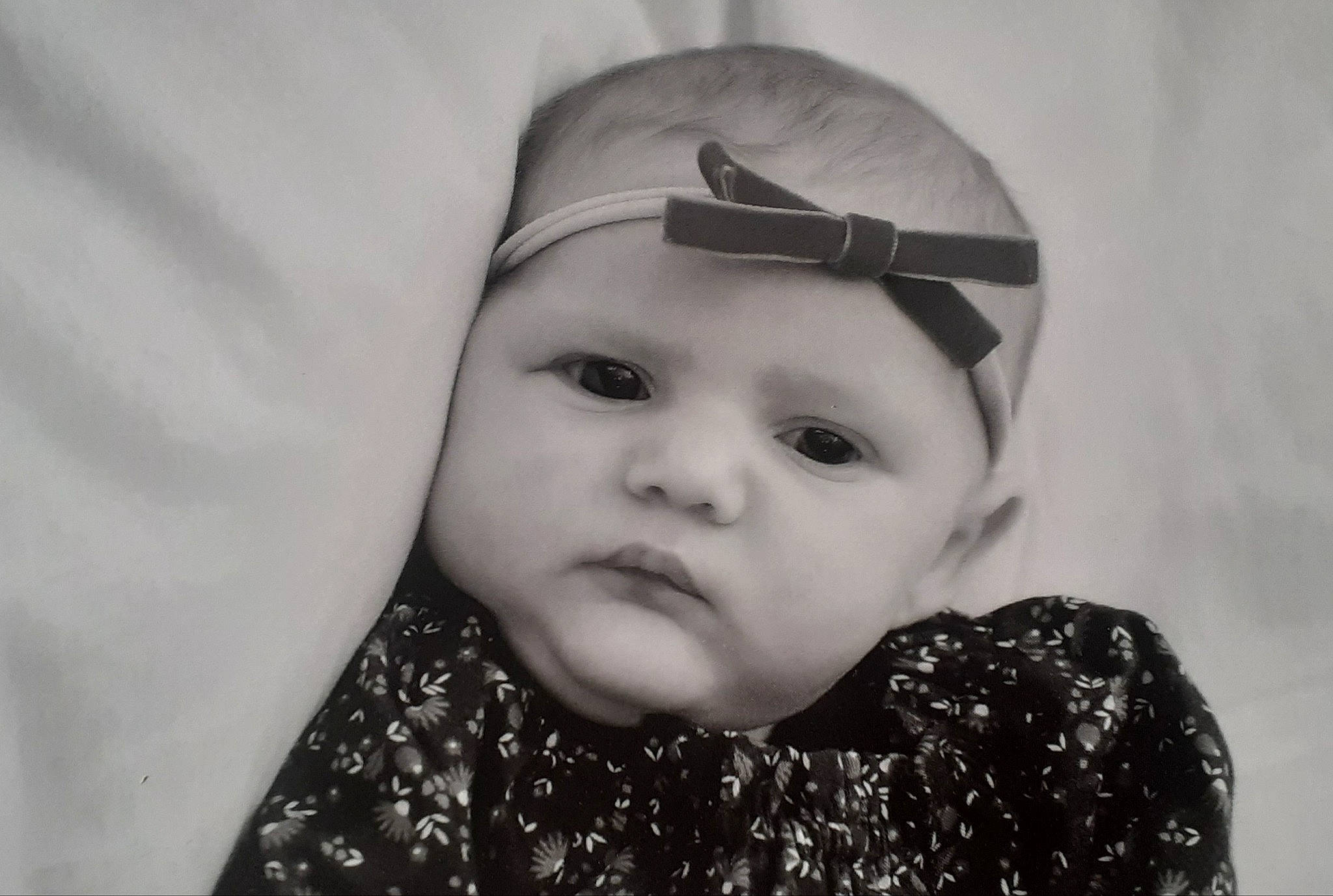 Sophia a rejoint le concours — aidez-le/la à gagner de superbes lots ! baby, baby_toddler_clothing, cap, cheek, child, costume_hat, eyebrow, eyelash, fashion_accessory, flash_photography, fun, happy, headgear, headwear, iris, lip, monochrome, monochrome_photography, pattern, person