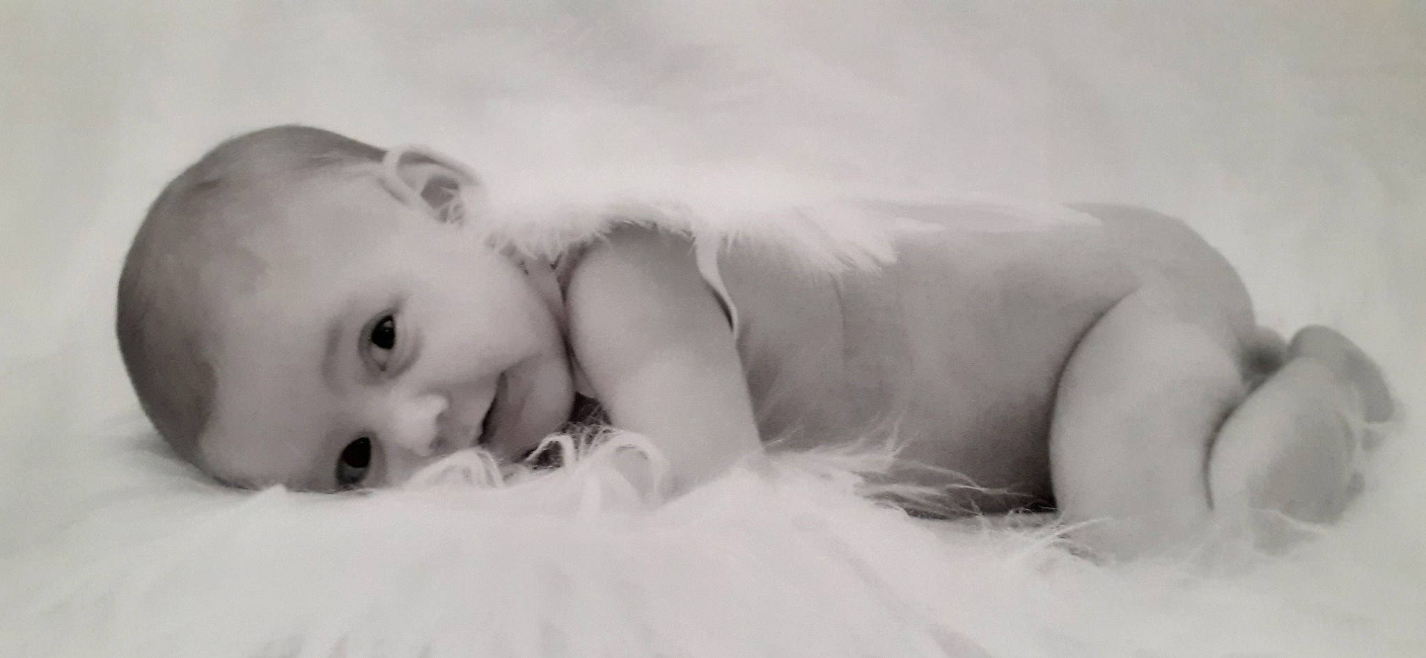 Sophia a rejoint le concours — aidez-le/la à gagner de superbes lots ! baby, comfort, eye, eyebrow, face, finger, flash_photography, grass, hand, happy, head, human_body, iris, linens, lip, neck, nose, person, skin, smile