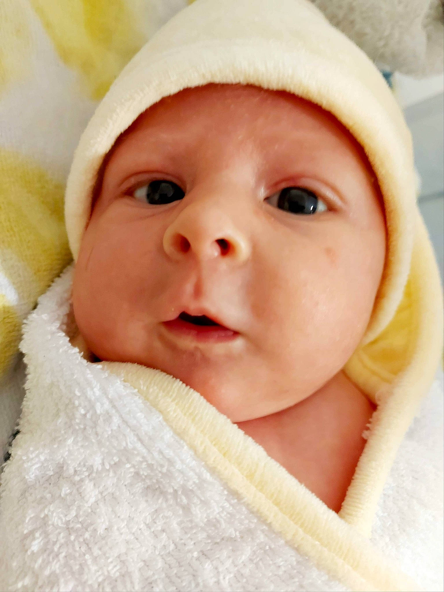 Sacha participe au concours pour gagner de l'argent avec cette photo : baby, baby_toddler_clothing, cap, cheek, comfort, eye, eyebrow, eyelash, happy, headgear, headwear, iris, lip, nose, person, pink, product, skin, sleeve, textile