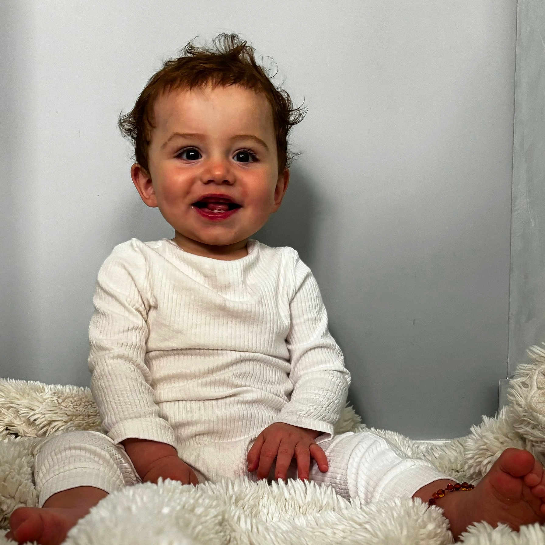 Arthur is registered to the contest to win money with this photo: baby, babylaughing, blonde, bodypart, clothing, face, finger, hair, hand, happy, head, laughing, longsleeve, pants, person, photography, portrait, sitting, sleeve, smile